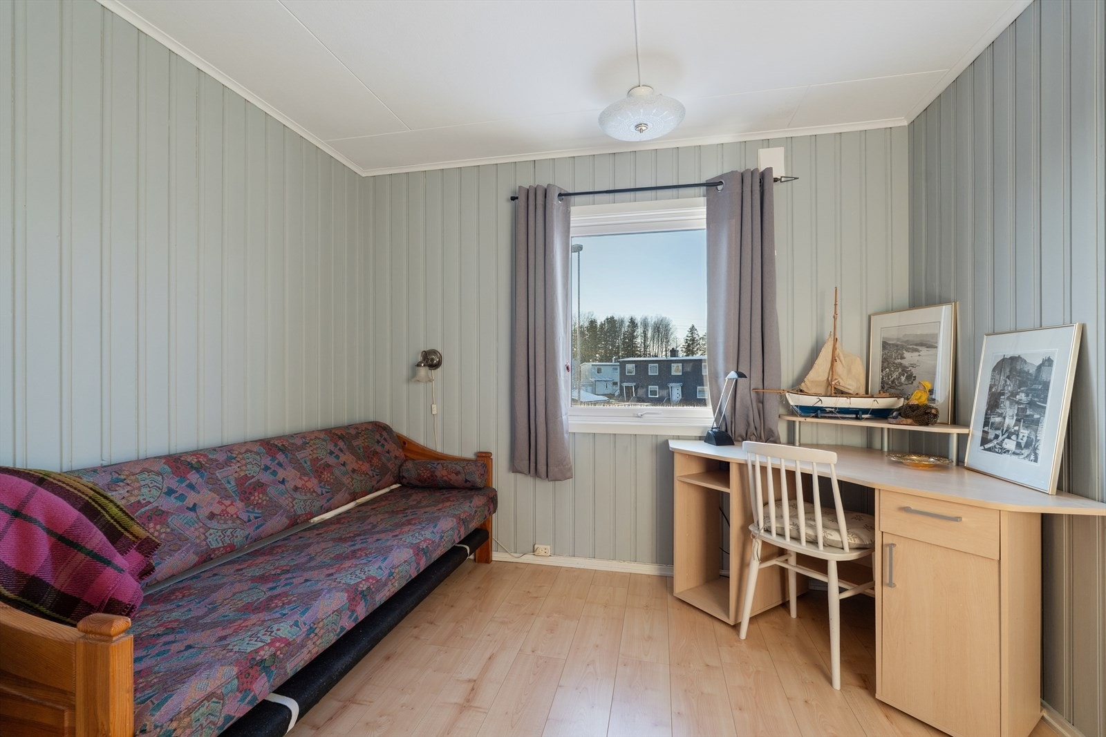 Store vinduer slipper inn rikelig med dagslys og skaper en behagelig atmosfære Galleribilde