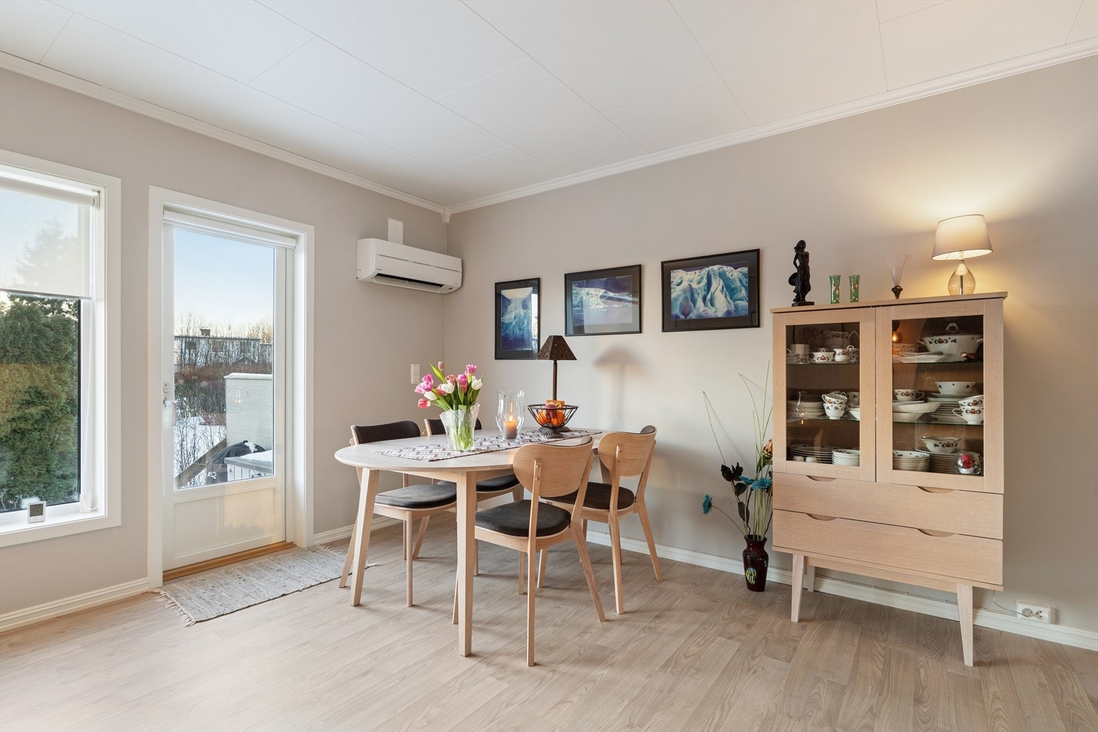 Store vindusflater og terrassedør slipper inn rikelig med dagslys og gir enkel tilgang til terrassen og hagen Galleribilde