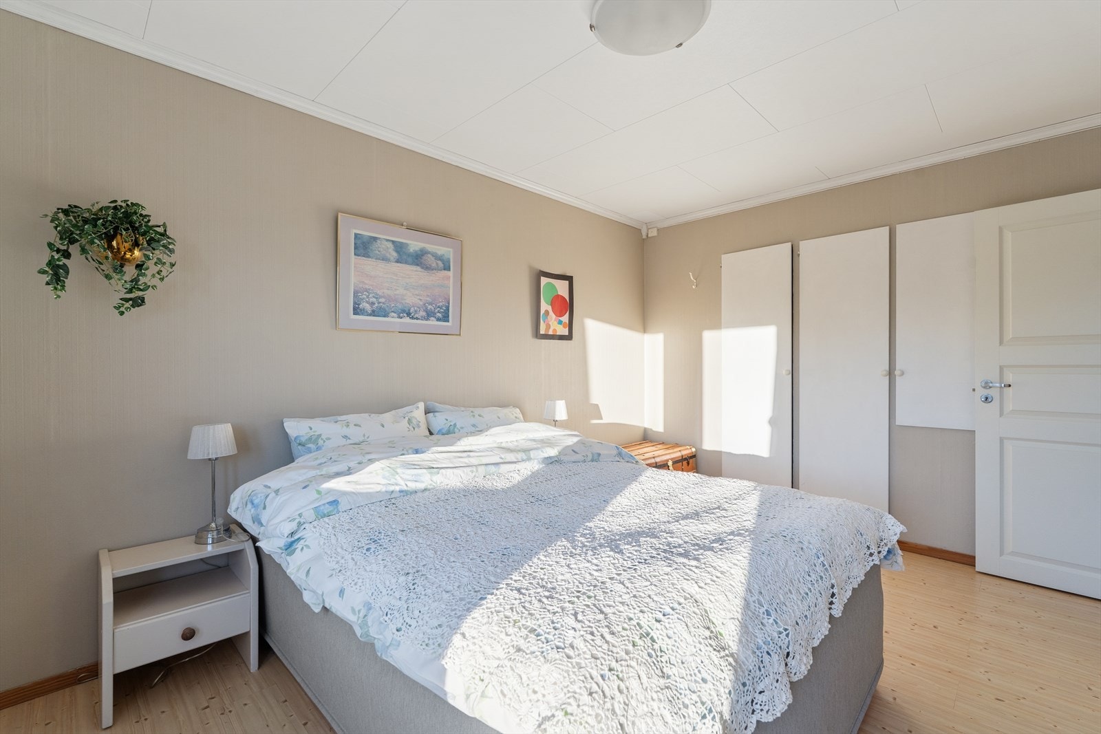 Her er det lys tapet på veggene, plater i himlingen og laminat på gulvet Galleribilde