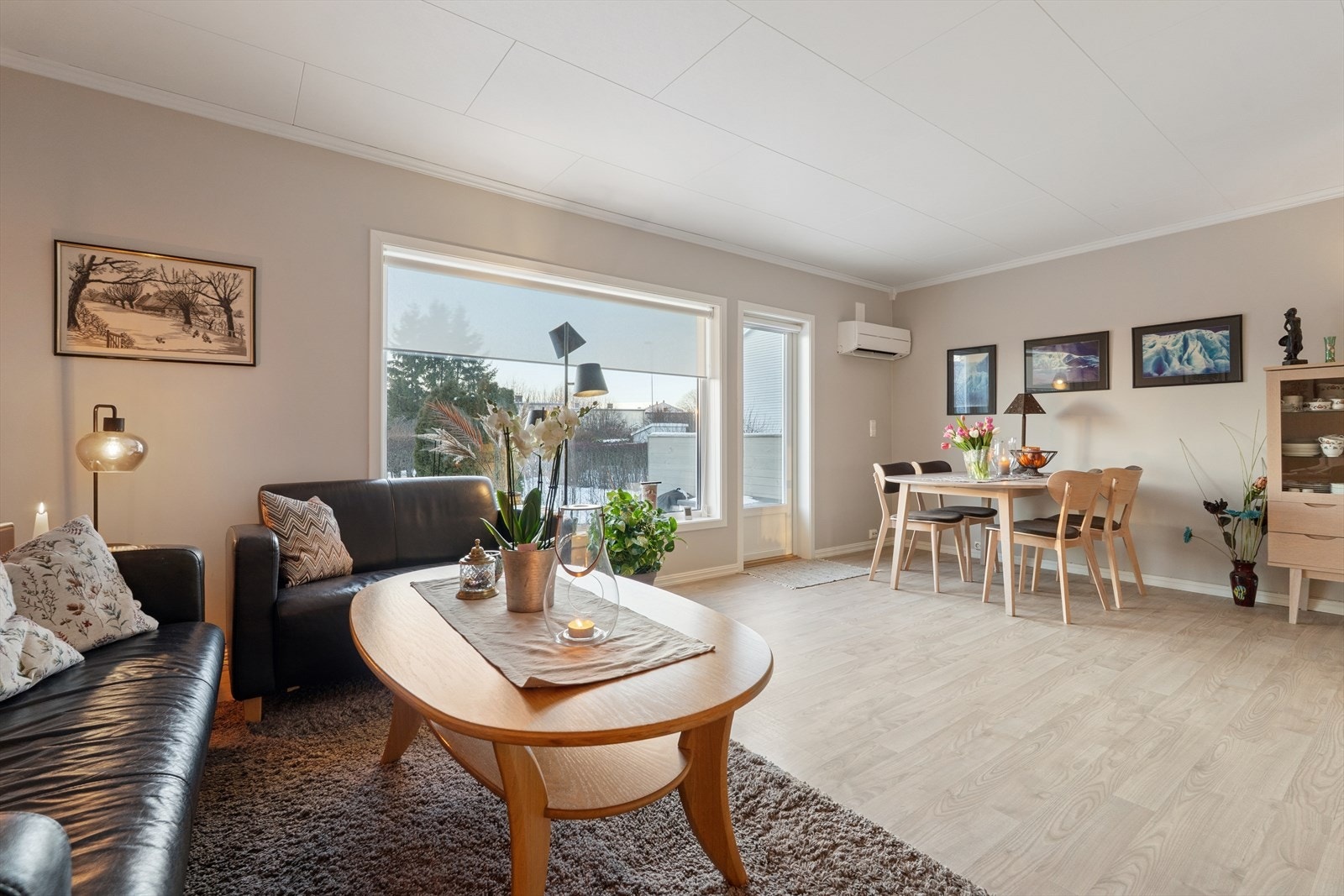 Vel inne i 1. etasje finner du en åpen løsning mellom stue og spisestue, som skaper et lyst og luftig oppholdsrom Galleribilde