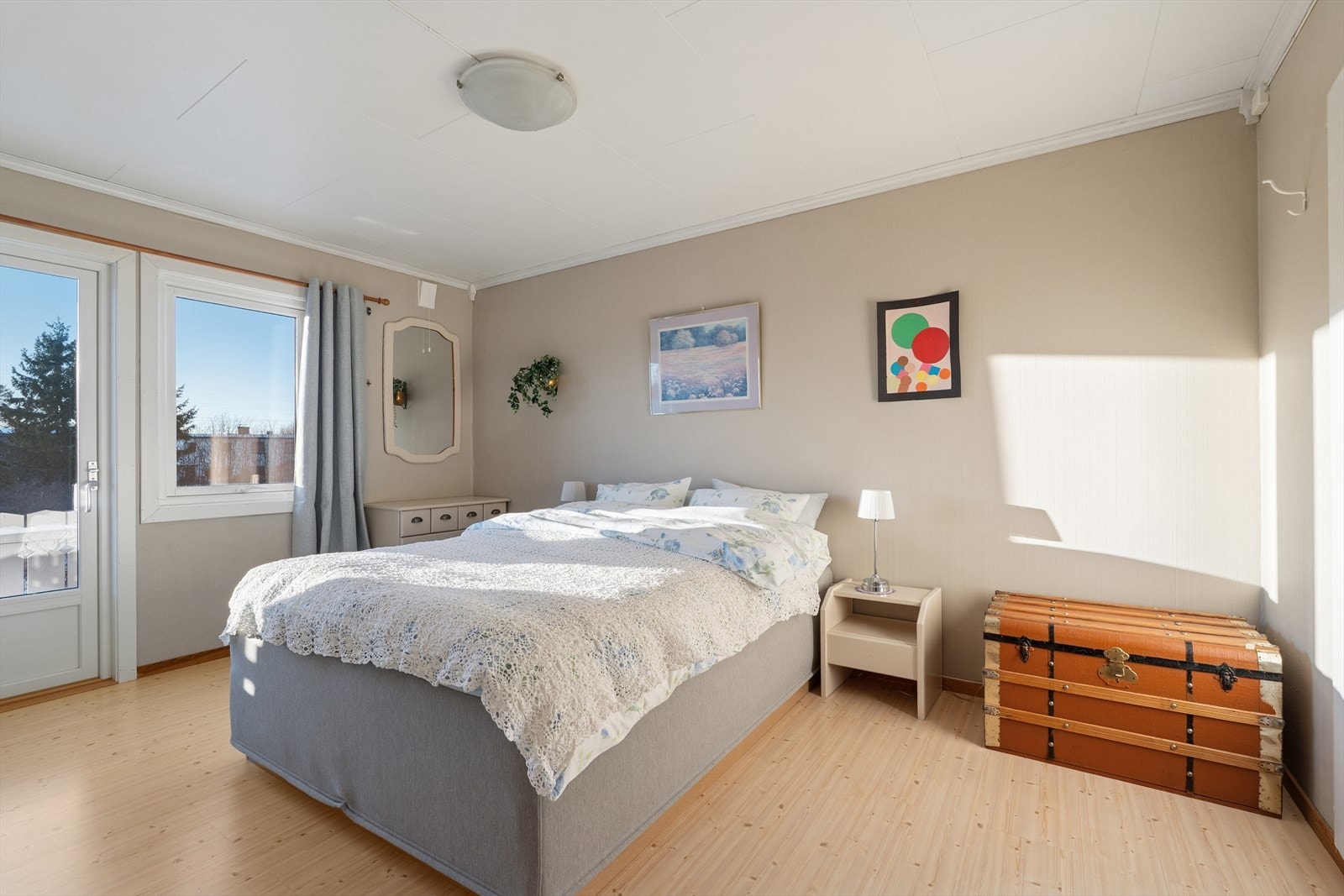 Boligen har tre soverom, alle praktisk samlet i 2. etasje Galleribilde