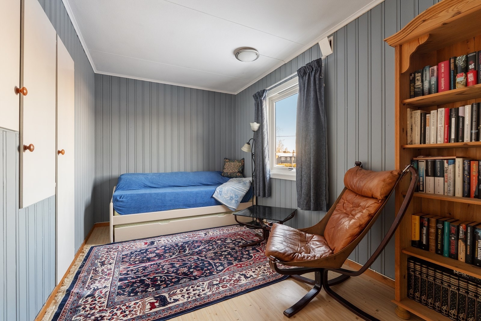 Alle rom har originale innebygde skap fra byggeåret, med glatte, malte dører som bidrar til praktisk oppbevaring Galleribilde