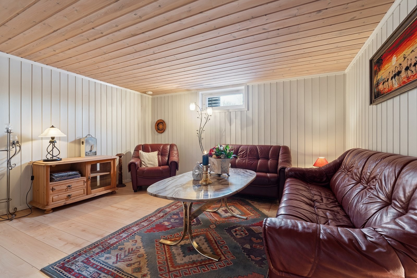 I tillegg til hovedstuen er det en ekstra stue i underetasjen. En lys og romslig TV-stue, et perfekt oppholdsrom for barn og ungdom Galleribilde