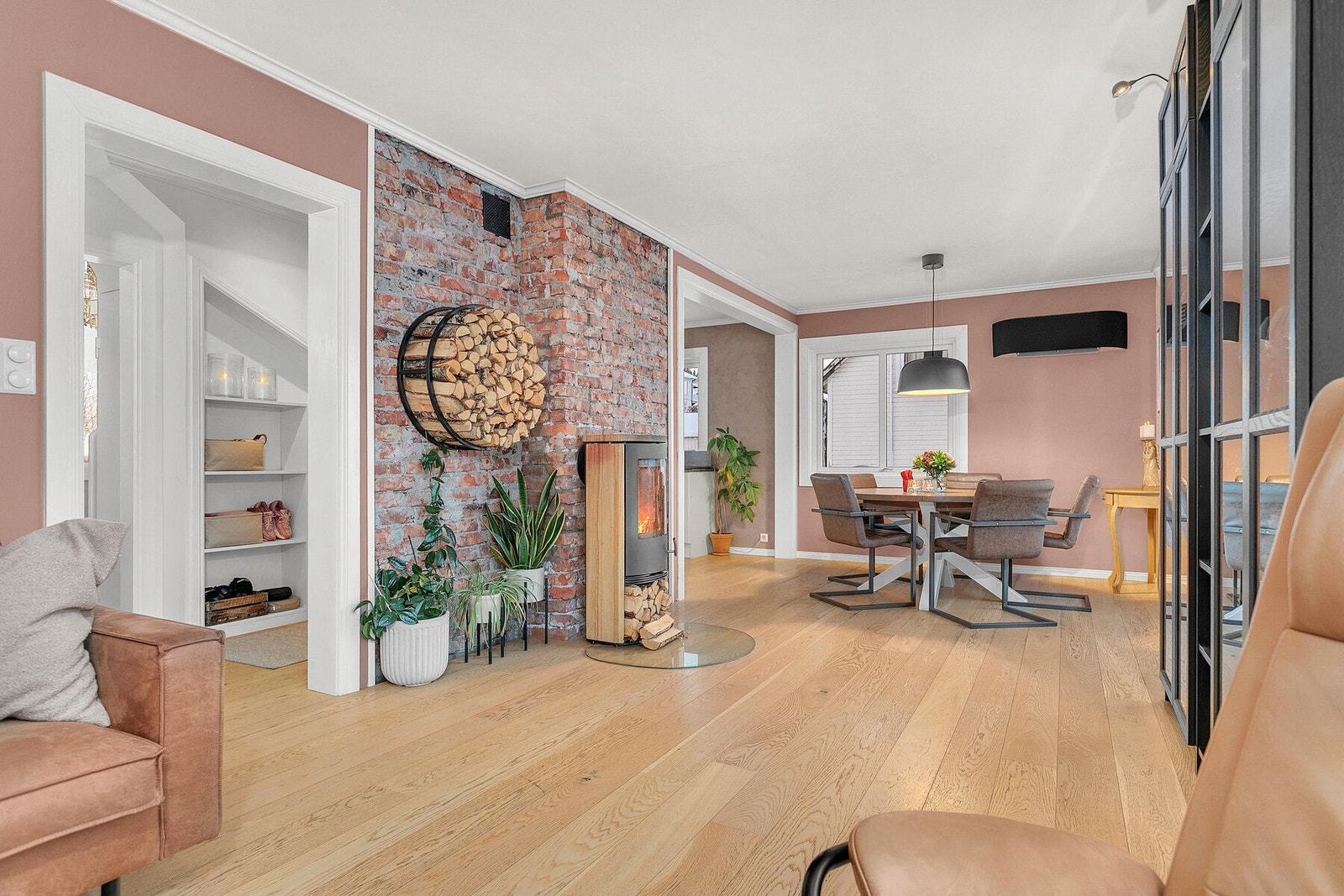 Stue og spisestue med åpen løsning mot kjøkken. Legg også merke til at det er både vedovn og varmepumpe i stuen. Galleribilde