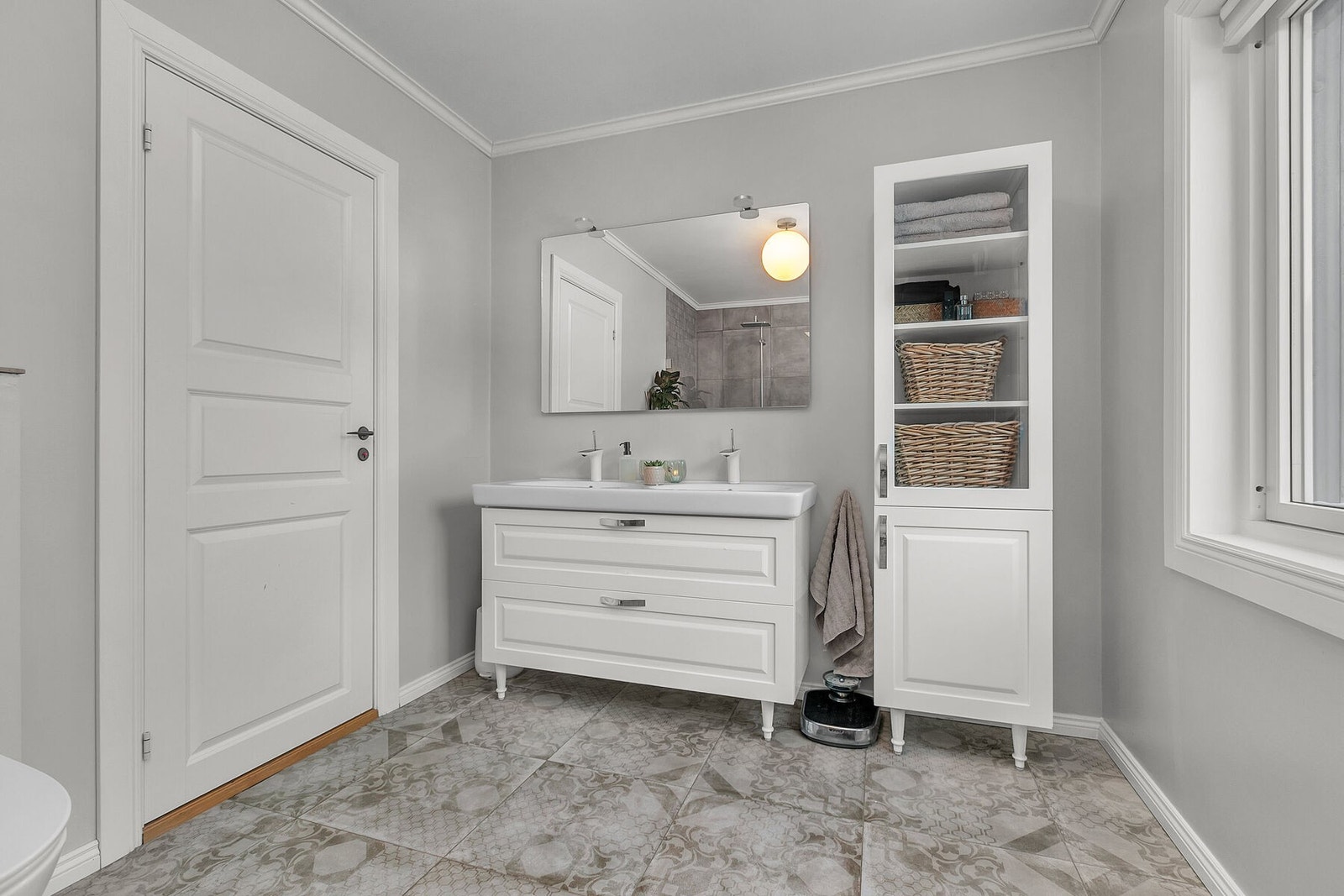 Bad med fliser og varmekabler i gulv. Badet ble renovert i 2015. Galleribilde