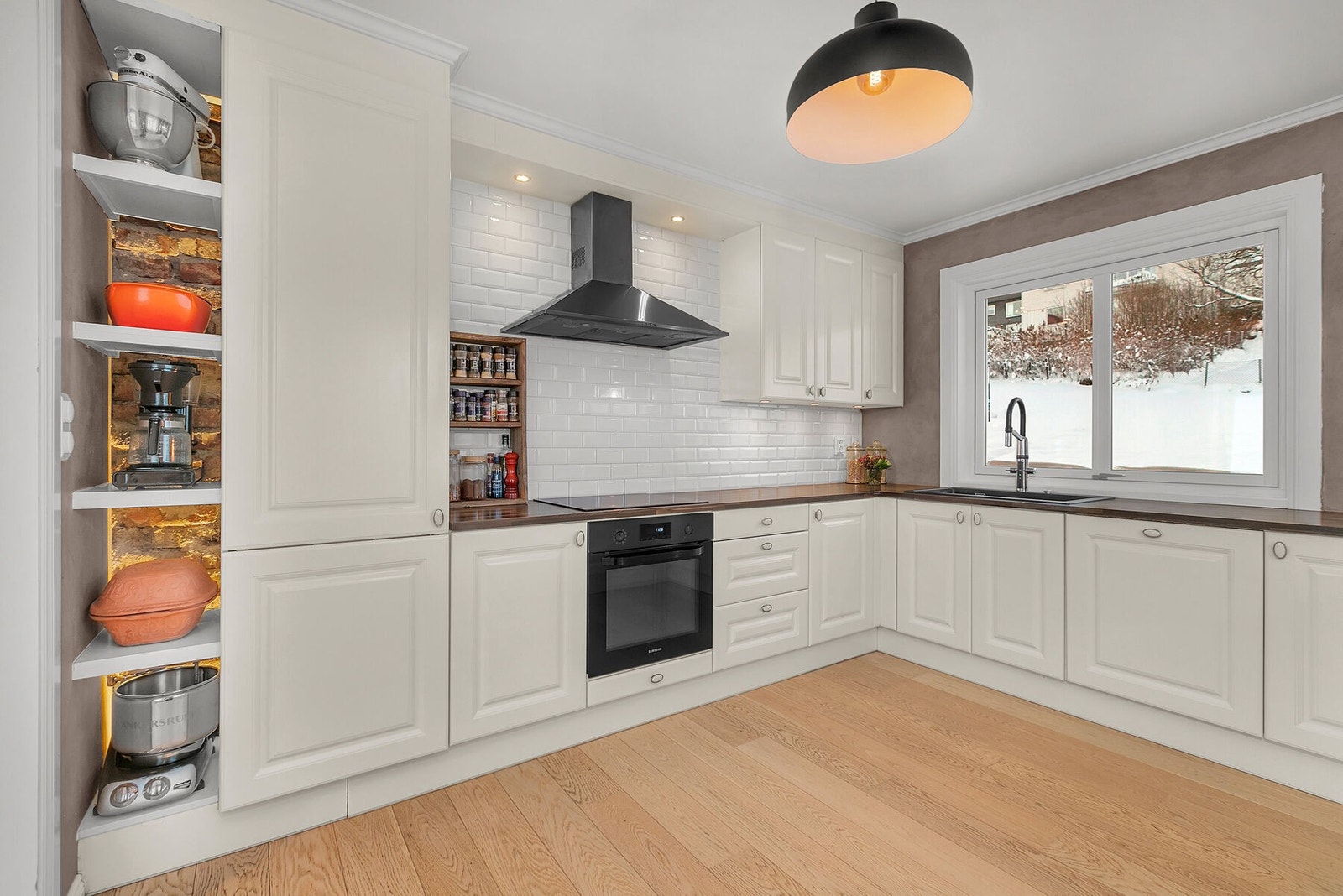 Romslig kjøkken med integrerte hvitevarer og godt med benkeplass Galleribilde