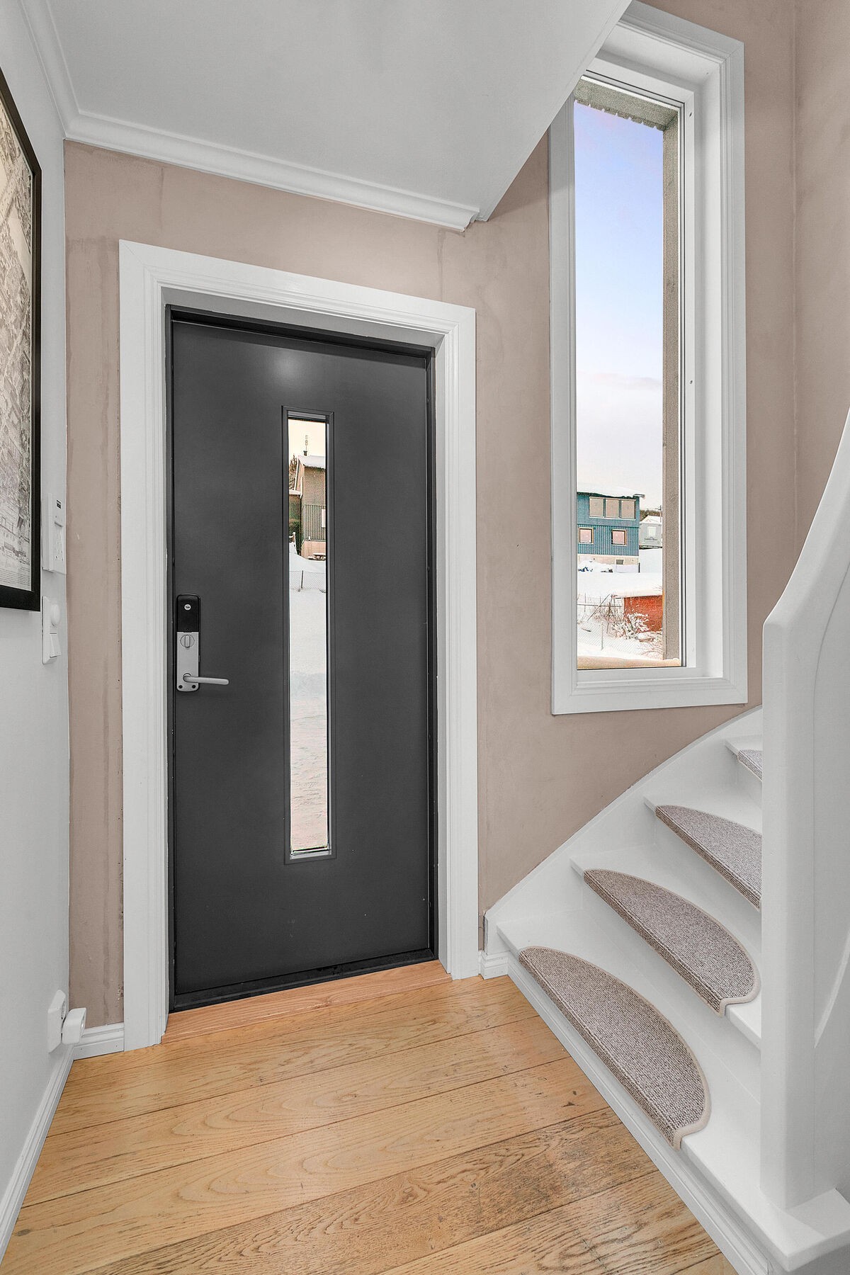 Vindu ved trapp gir godt lys i gang og trappegang Galleribilde