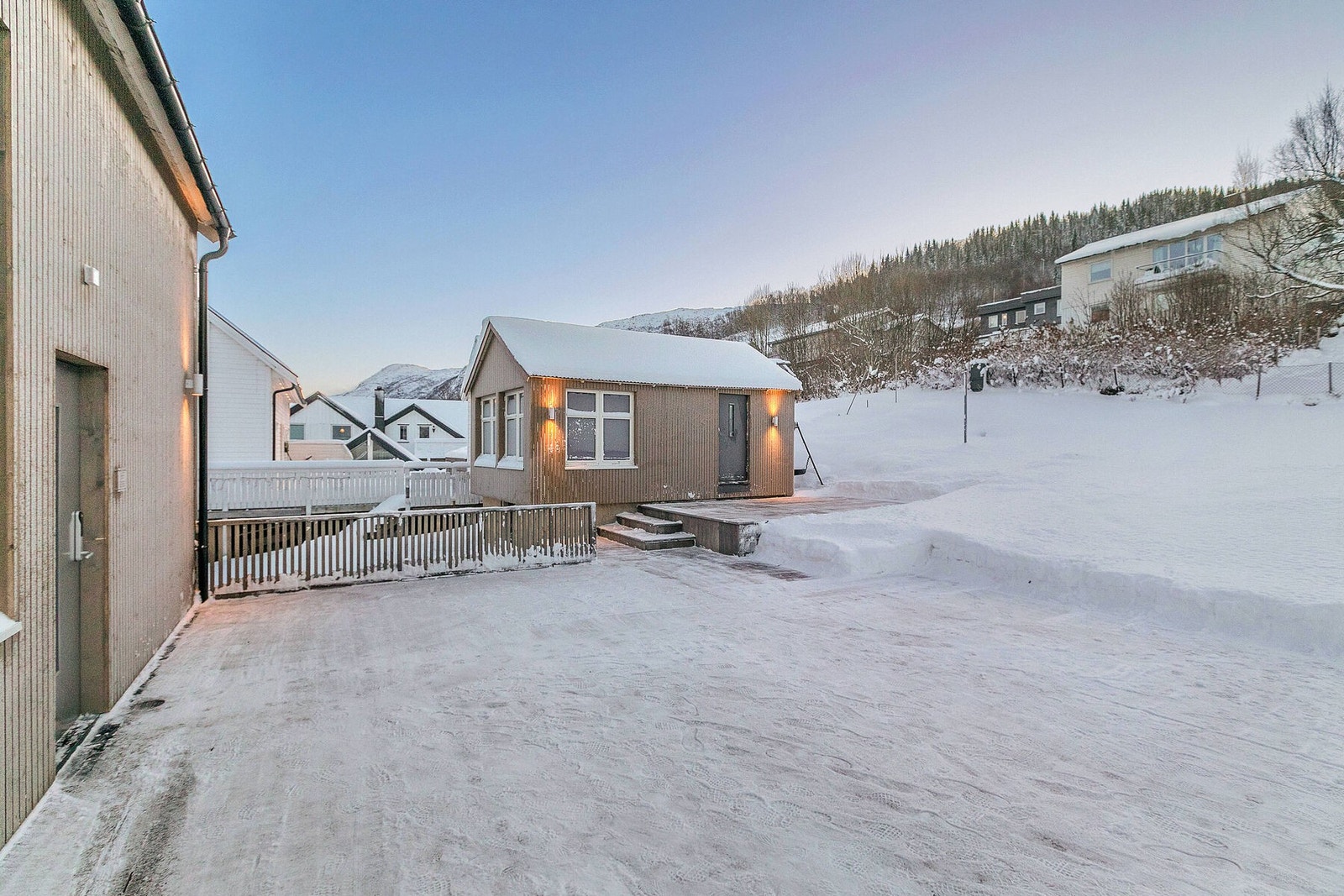 Uthus ved terrassen Galleribilde