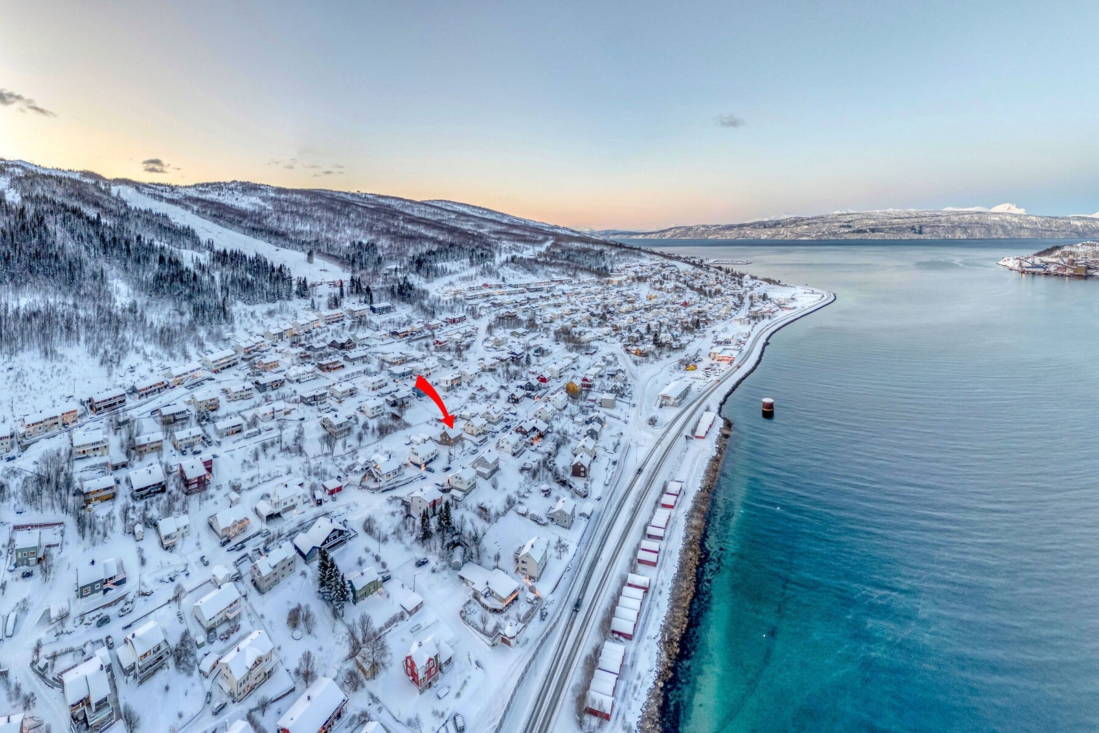 Fra eiendommen er det gangavstand til det meste på Ankenes. Galleribilde