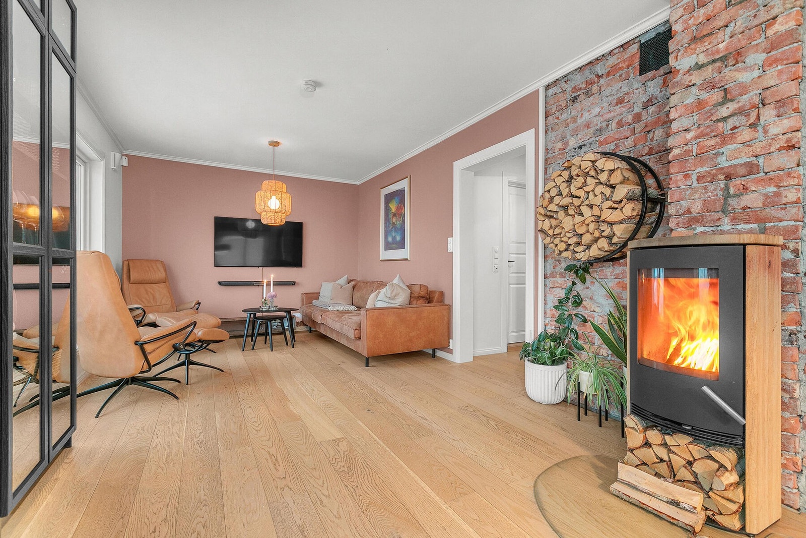 Meget lekker stue med parkett på gulv og fine farger. Galleribilde