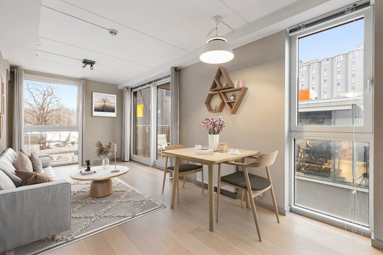 Stuen er svært romslig og lys, med gode muligheter for varierte møbleringsløsninger. Galleribilde