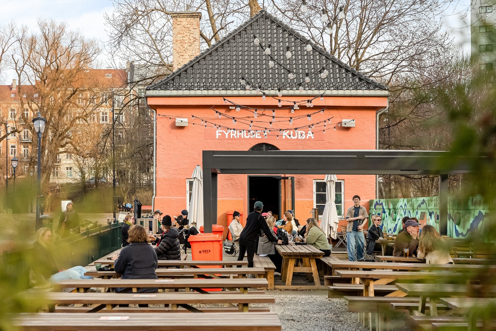 Populære Fyrhuset Kuba med café og bakeri, et hyggelig samlingspunkt i området. Galleribilde