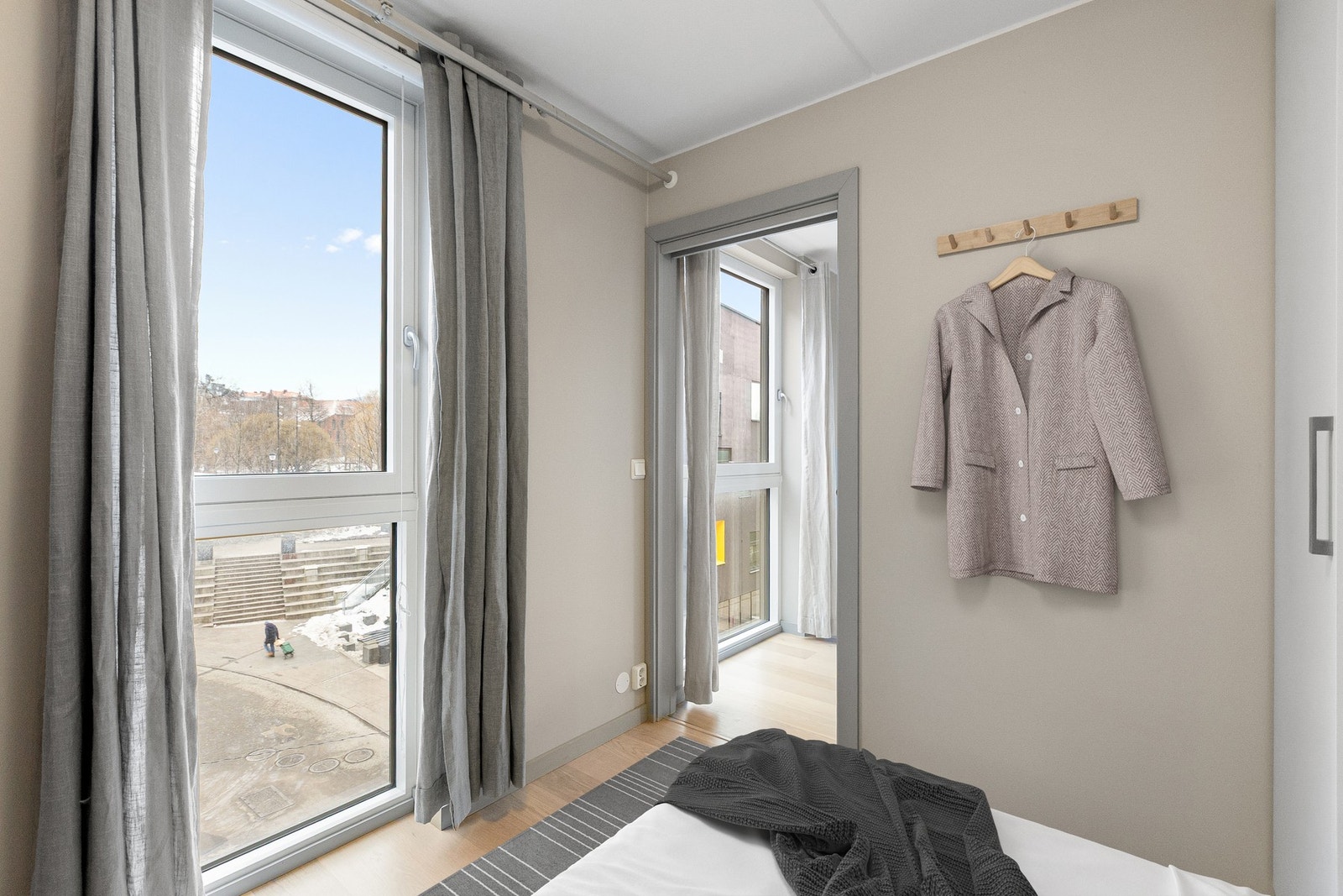 Vindusflate som gir rikelig med naturlig lys og en lun og rolig atmosfære. Galleribilde