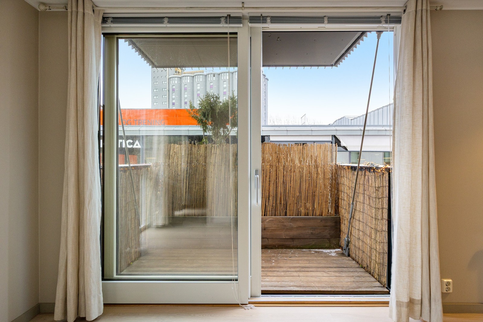 Fra stuen er det utgang til en østvendt balkong på 3 m² (4m² uten blomsterkassen). Galleribilde