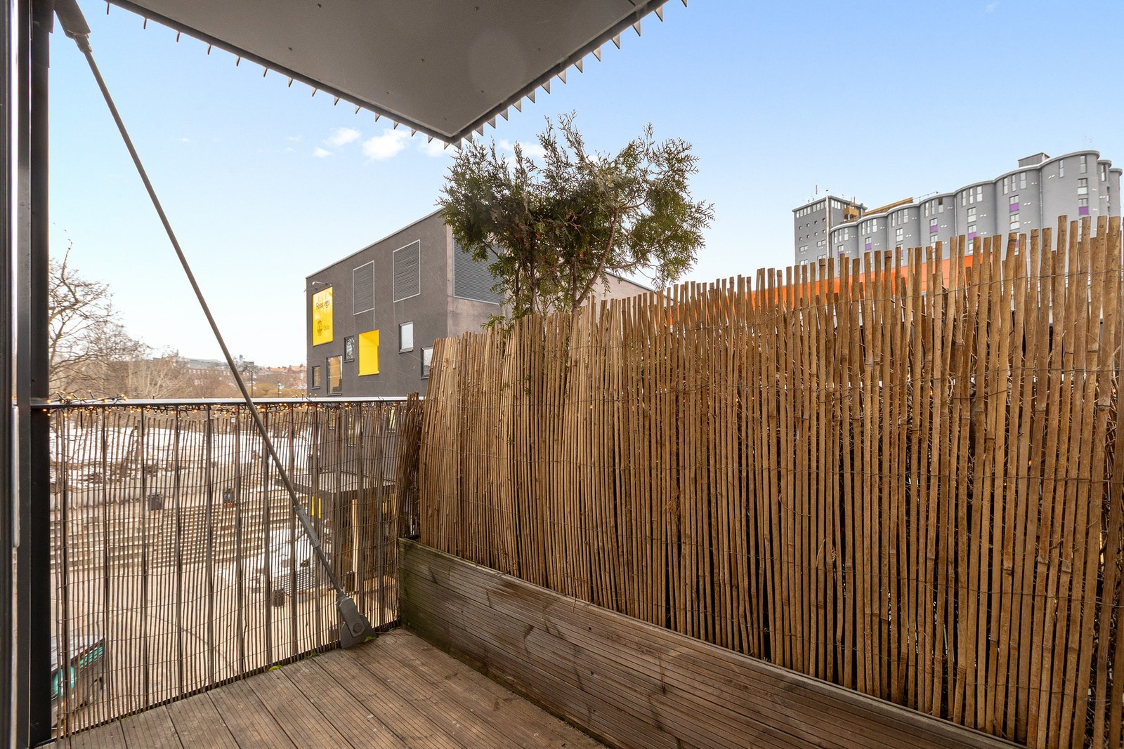 Skjermet beliggenhet og sol frem til ca. klokken 14. Galleribilde