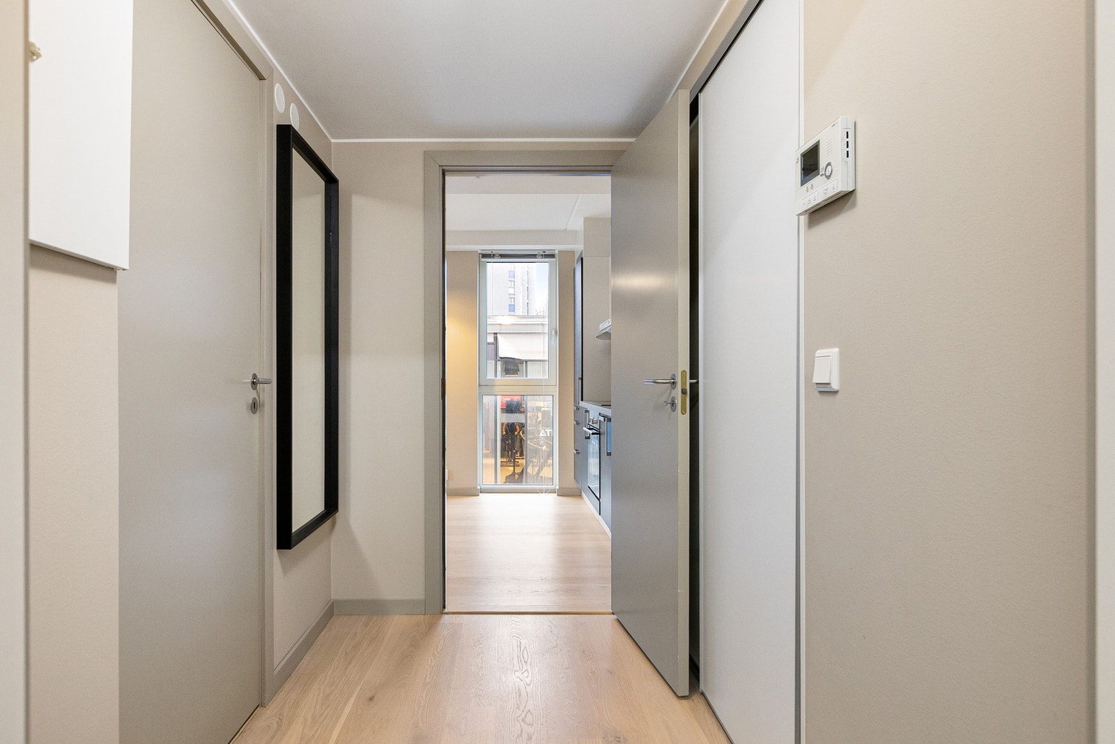 Adkomst til alle rom i leiligheten fra entré hvilket gir en oversiktlig og god planløsning. Galleribilde