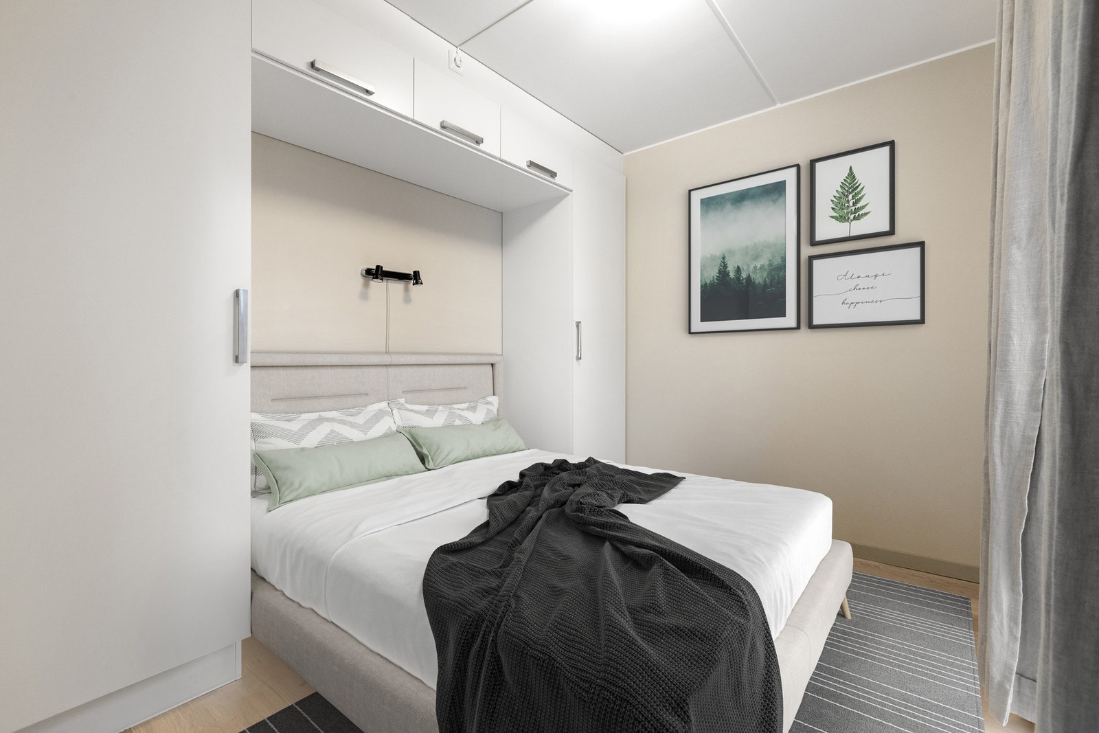 Soverom med plassbygd garderobeløsning og god plass til dobbeltseng. Galleribilde