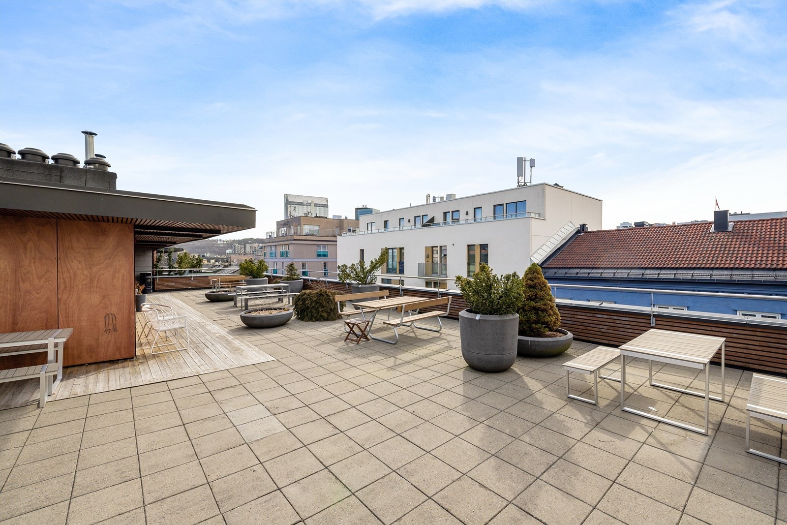 Felles takterrasse for beboerne med sittegrupper, beplantning og fantastisk utsikt. Foto: André Aakermann. Galleribilde