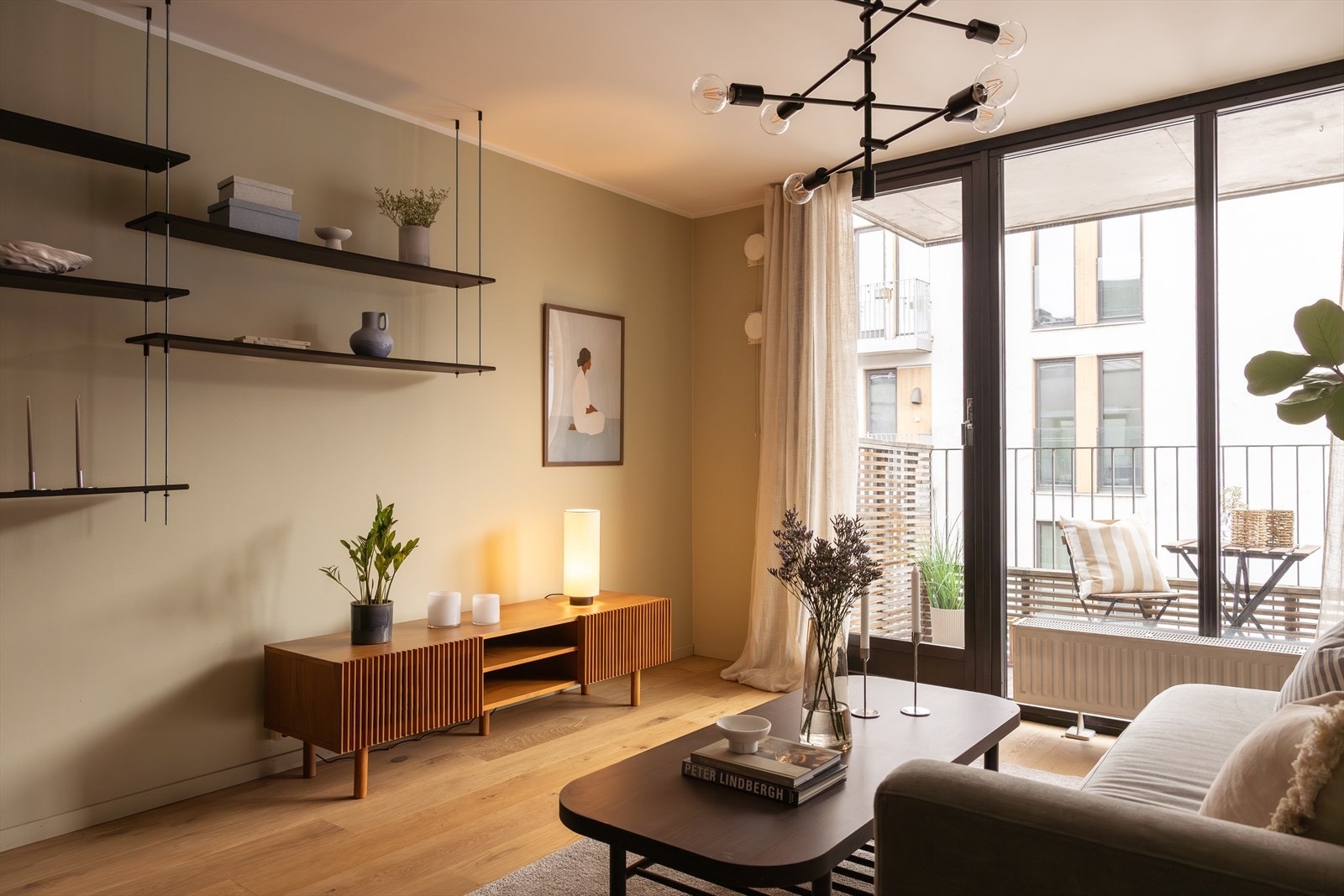 Slette overflater og 1-stavs eikeparkett. Galleribilde