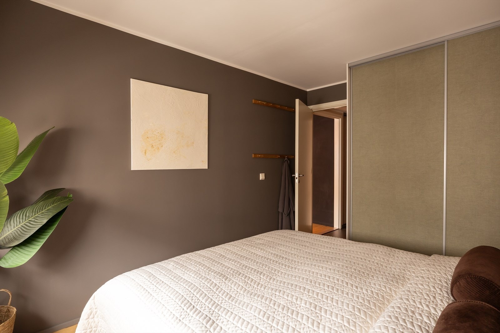 Stor skyvedørsgarderobe. Galleribilde