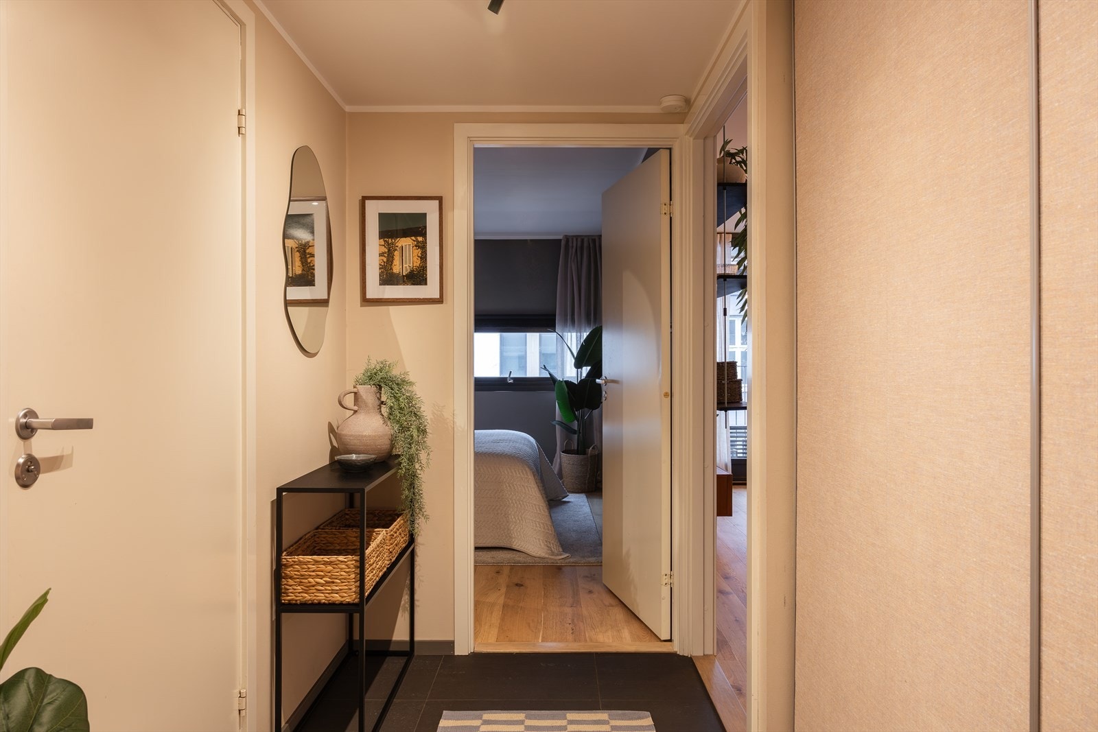 Hyggelig entré/gang med skyvedørsgarderobe. Galleribilde