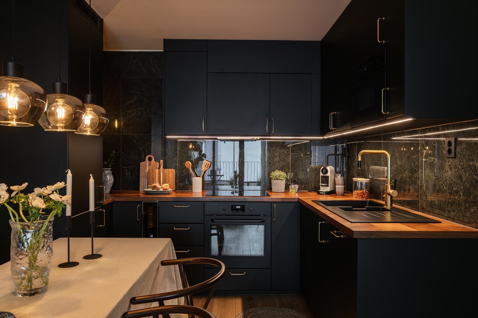 Romslig og innbydende 2- roms med stilrene detaljer og kvaliteter. Galleribilde