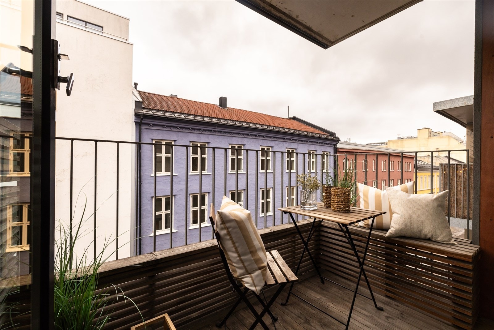 Fra stuen er det utgang til en solrik balkong på ca. 4 kvm. Galleribilde