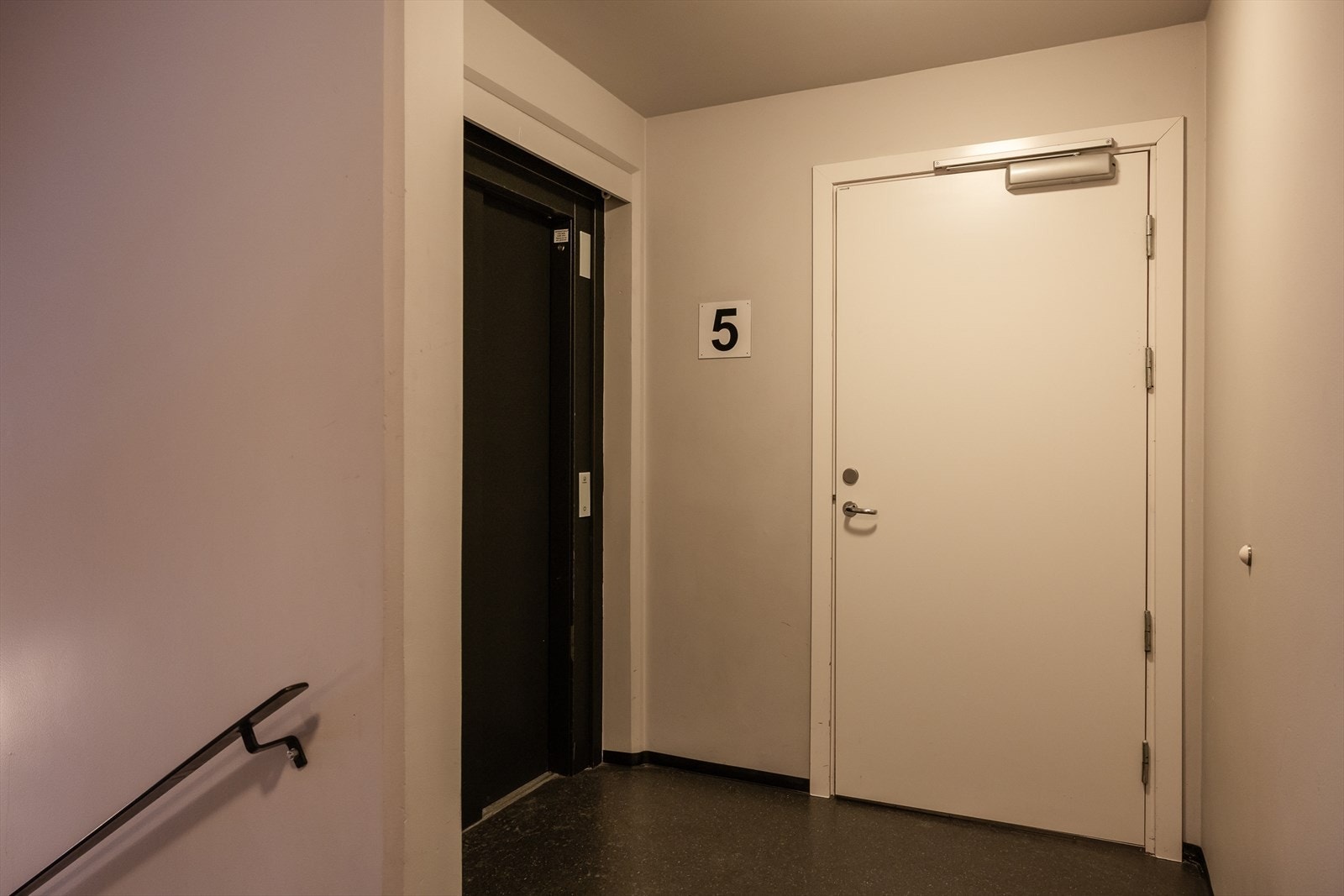 Leiligheten ligger i byggets øverste etasje med heisadkomst. Galleribilde