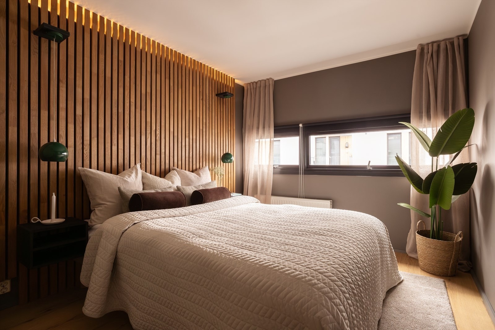 Innbydende soverom med god plass til dobbeltseng med nattbord på hver side. Galleribilde