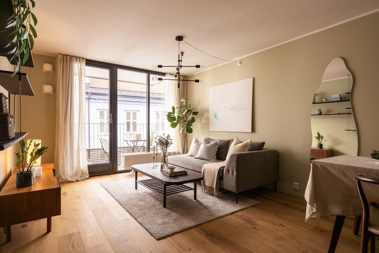 Lys, men samtidig lun stue med god plass til både sofa og spiseavdeling. Galleribilde