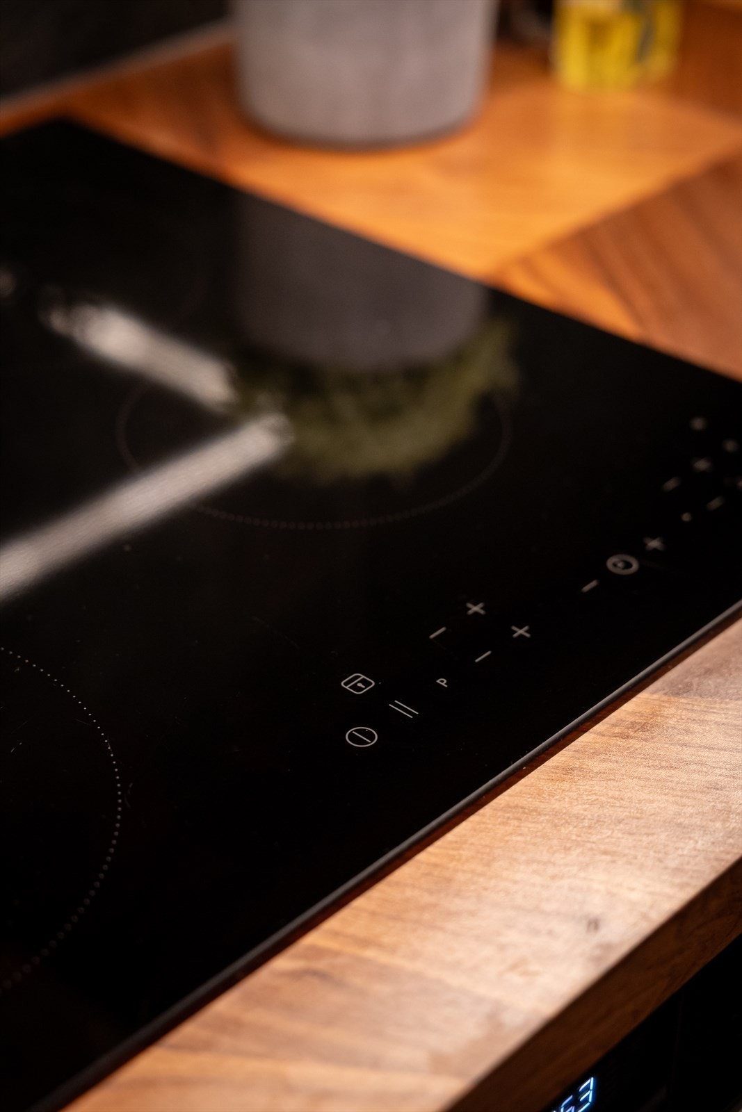 Detaljer. Lekker finér benkeplate. Galleribilde