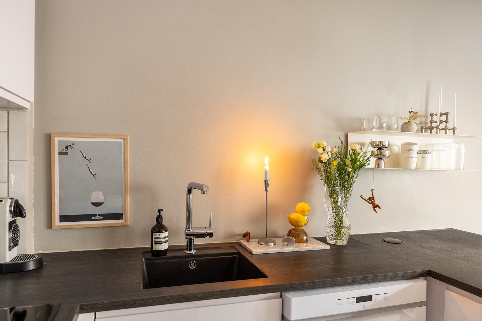 Det er en fin kombinasjon av skap- og benkeplass for både oppbevaring og matlaging. Galleribilde