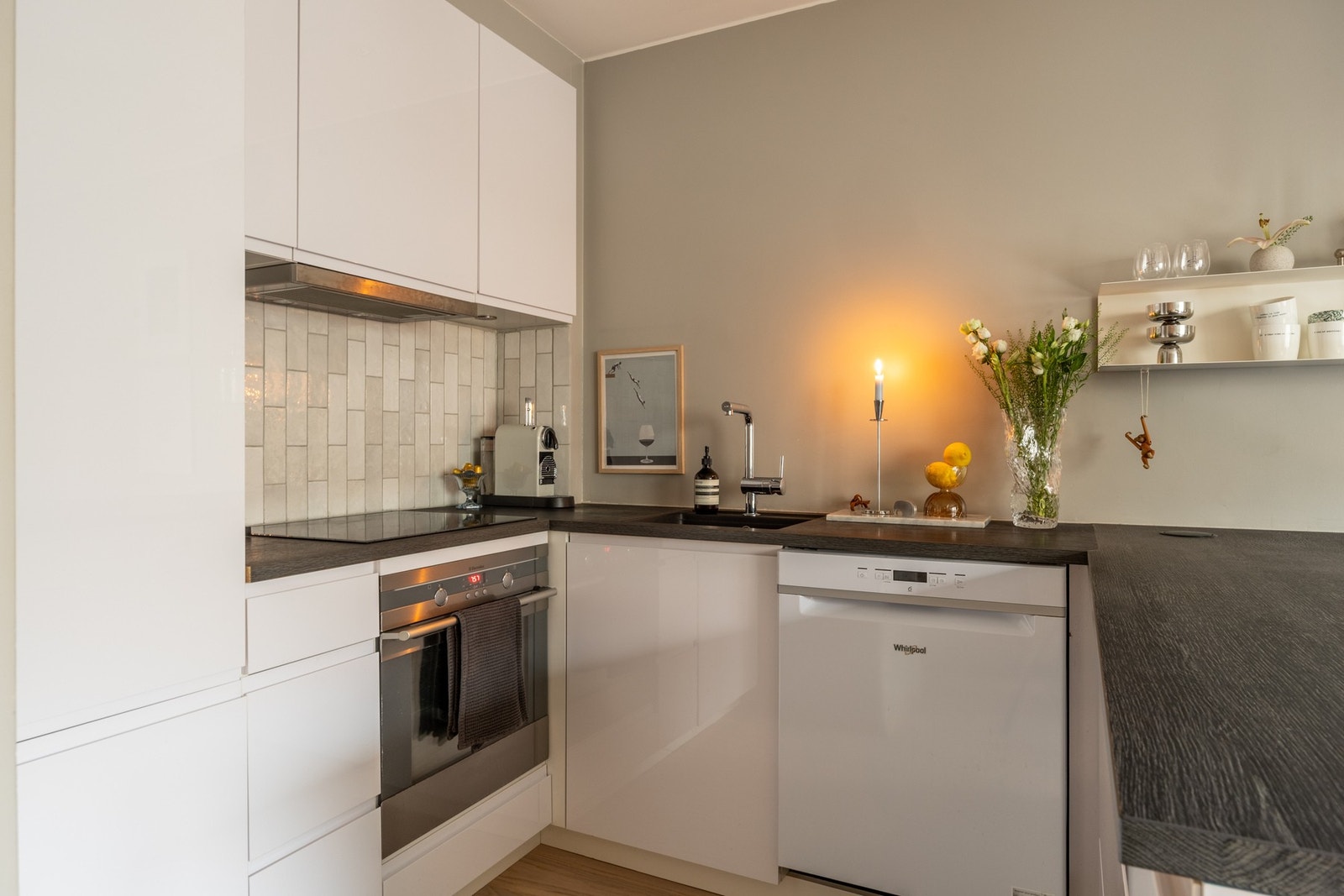 Alle hvitevarer på kjøkkenet medfølger salget. Galleribilde