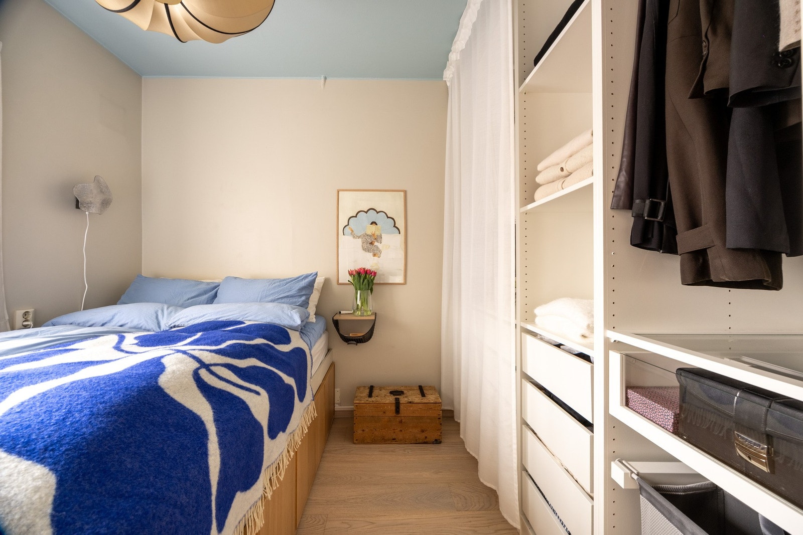 Videre har leiligheten et koselig soverom. Galleribilde