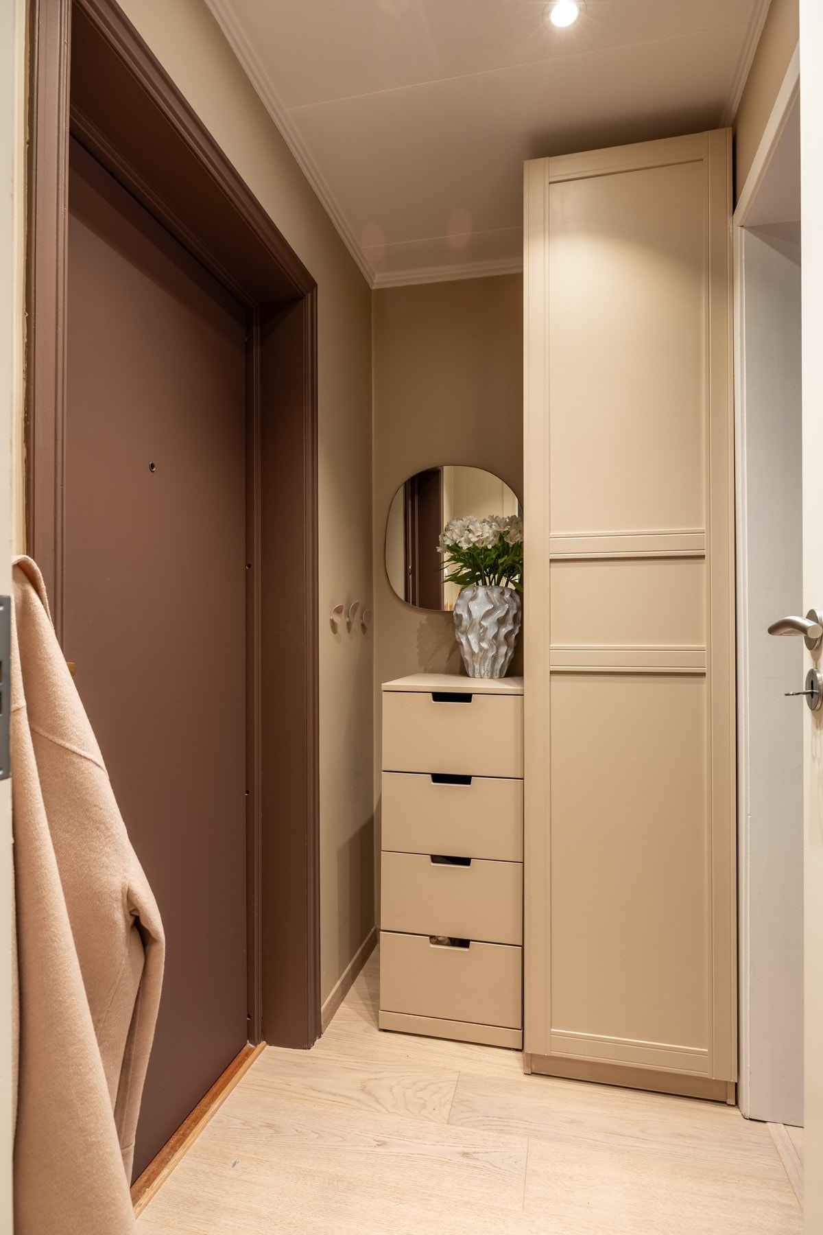 Plass for klesoppheng og oppbevaring av sko. Galleribilde