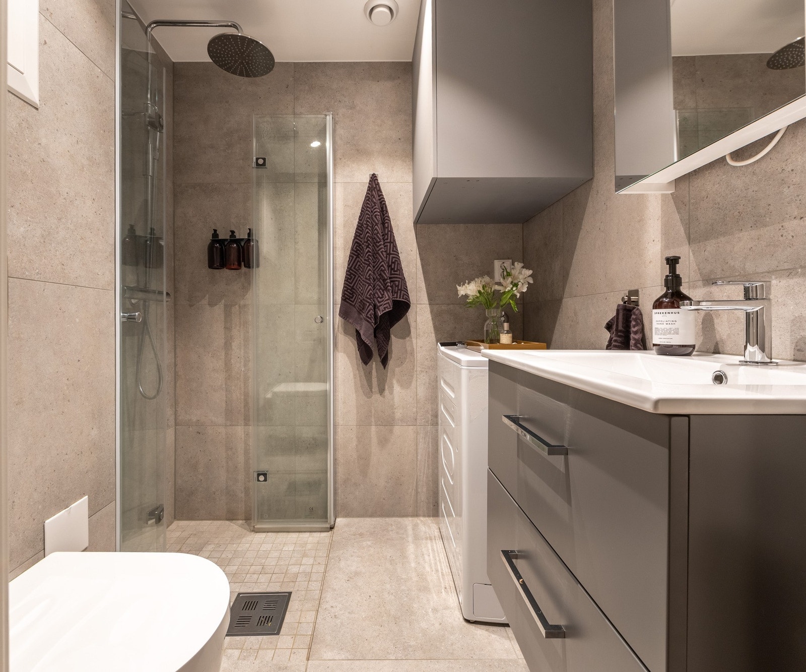 Videre får man et delikat helfliset bad, renovert i 2025 av fagfolk. Dokumentasjon foreligger. Galleribilde