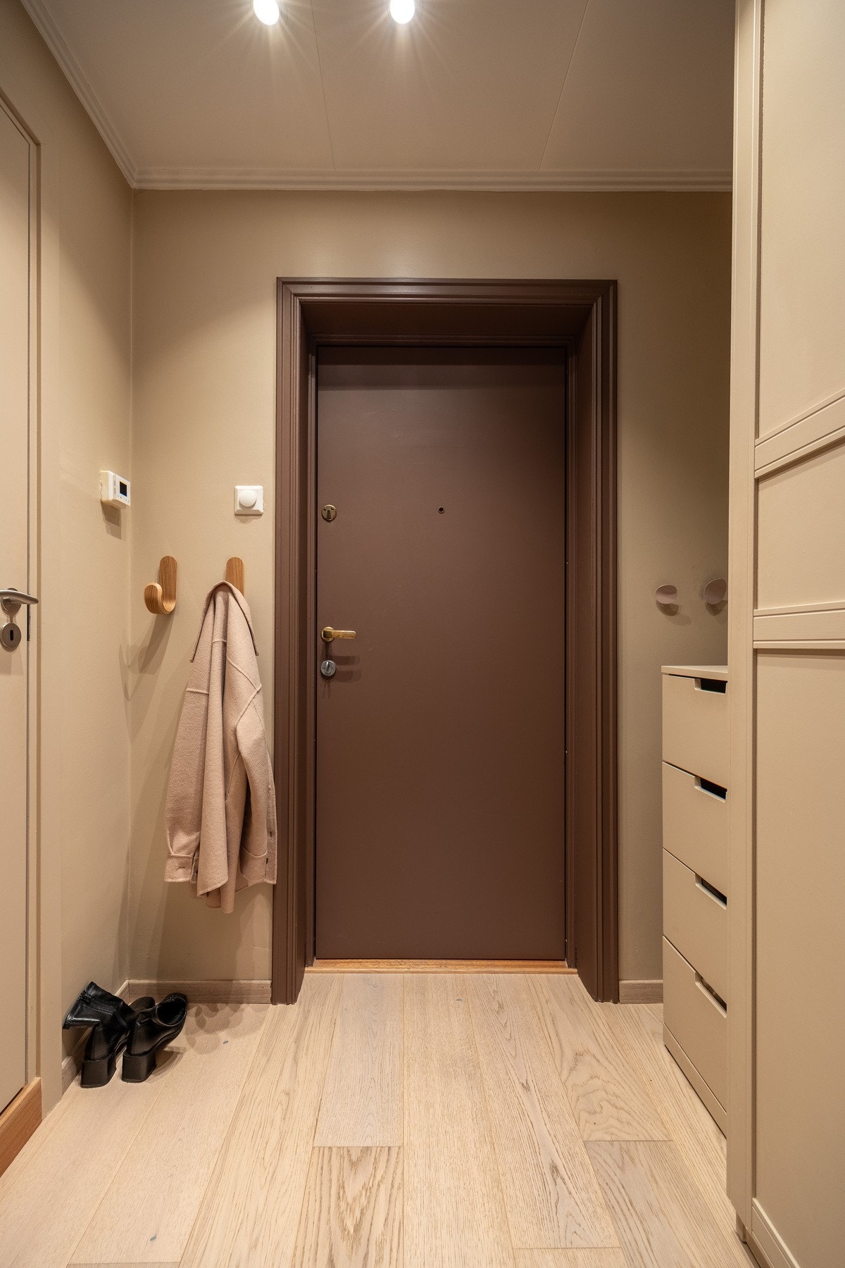 Pen og innbydende entré. Leiligheten disponerer en bod i fellesareal i samme etasje som leiligheten, samt én bod på loft med heisadkomst. Galleribilde