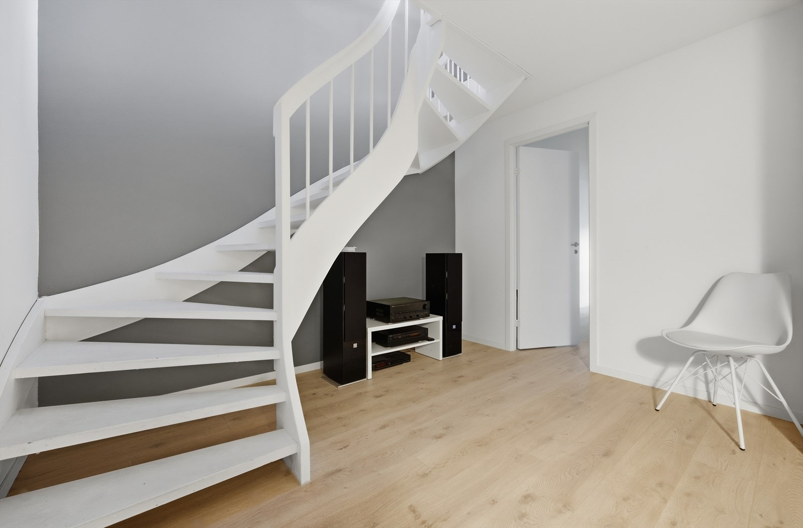 I underetasjen ligger to romslige soverom med god plass til ønsket møblement. Det største soverommet gir fleksible muligheter og kan deles i to ved behov. Galleribilde