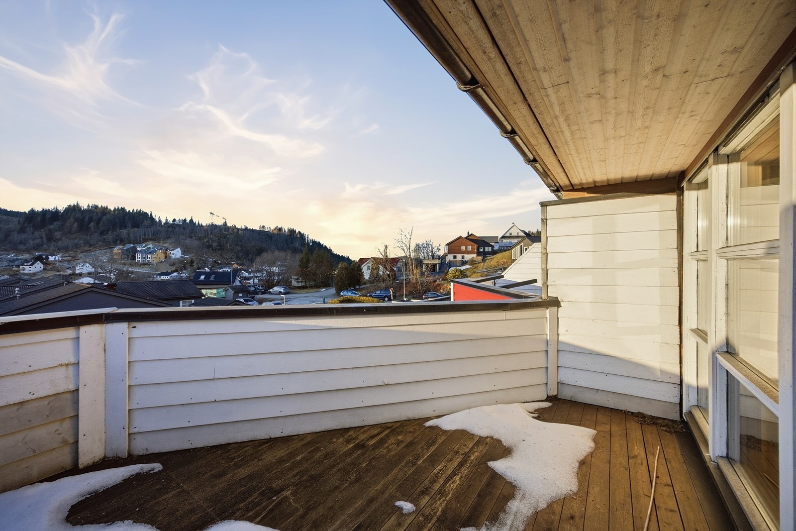Boligen har en god og svært barnevennlig beliggenhet i populære Sameiet Solsiden Terrasse på toppen av Vallaheiane. Galleribilde