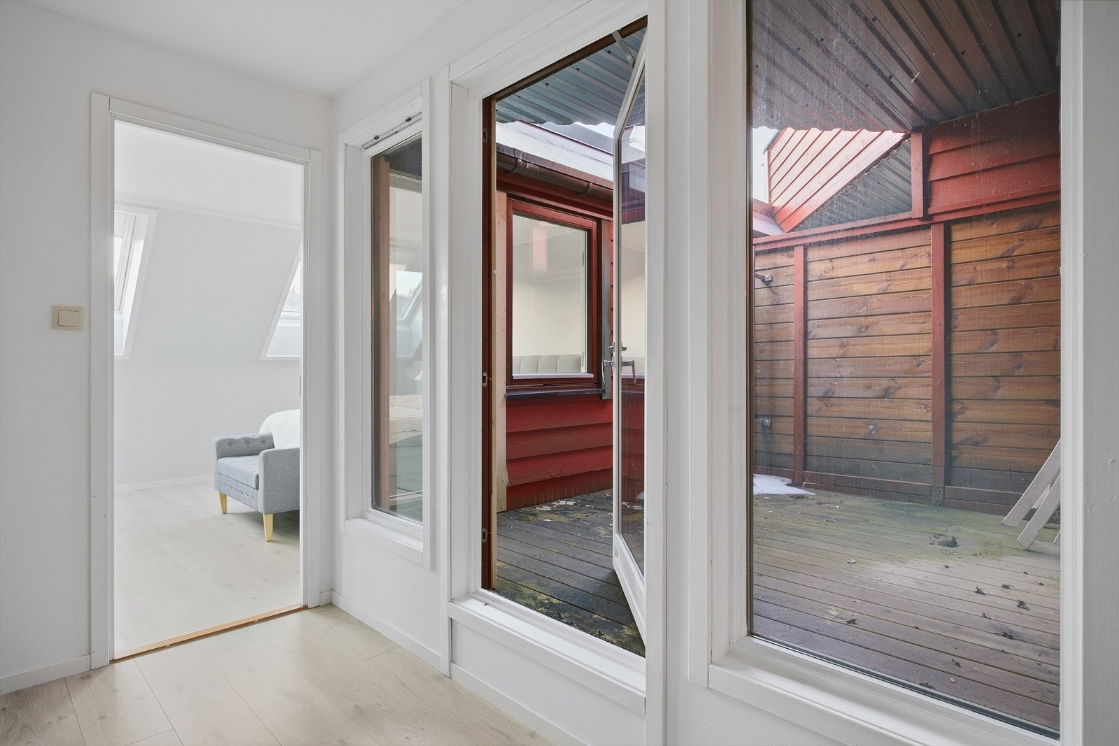 Fra gangen mellom soverommene er det utgang til et koselig atrium på ca. 7,3 m², som gir et fint og skjermet uteområde Galleribilde