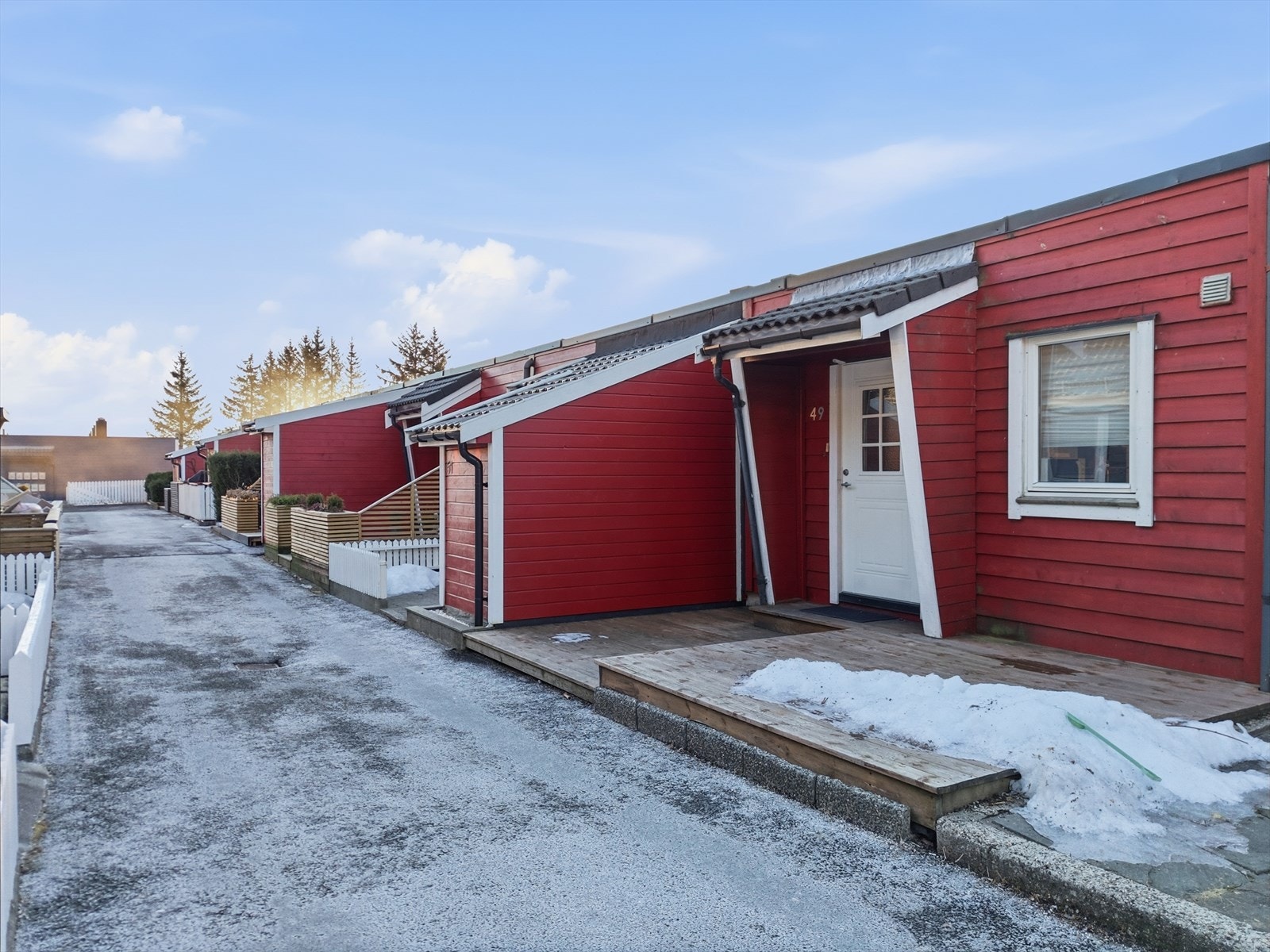 Pent opparbeidet inngangsparti med terrasseplatting på ca. 15,8 m². Galleribilde