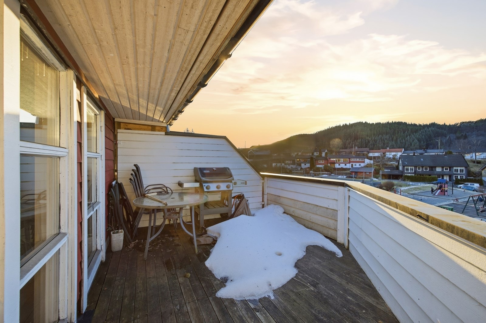 Her bor man med flott utsikt, gode solforhold og med et skjermet, hyggelig tun rett utenfor inngangsdøren. Galleribilde