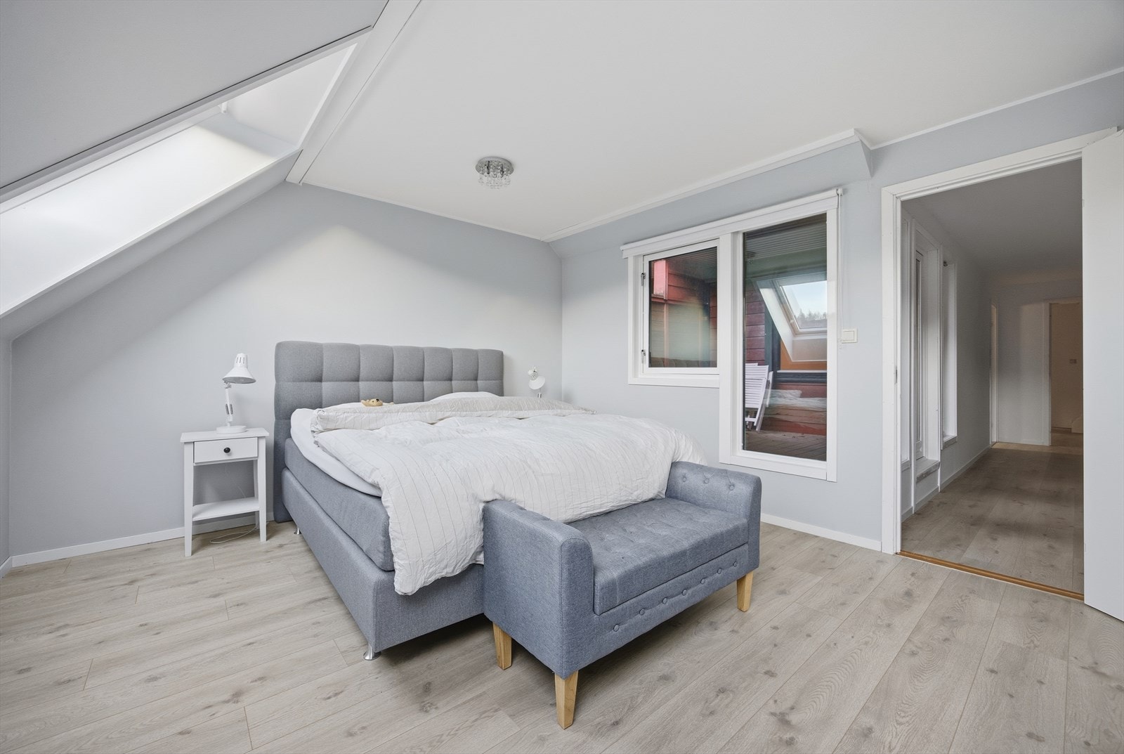Flott hovedsoverom med stor plass til den sengestørrelsen man måtte ønske Galleribilde