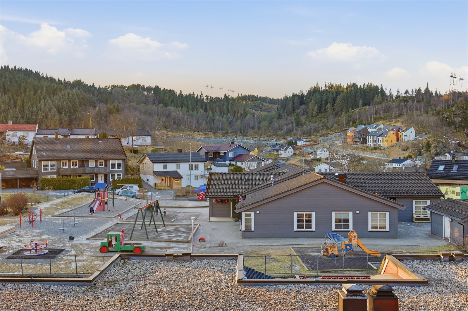 Lekeplasser og ballbinge i sameiet gir trygge og gode oppvekstvilkår og gjør boligen til et utmerket valg for barnefamilier. Galleribilde