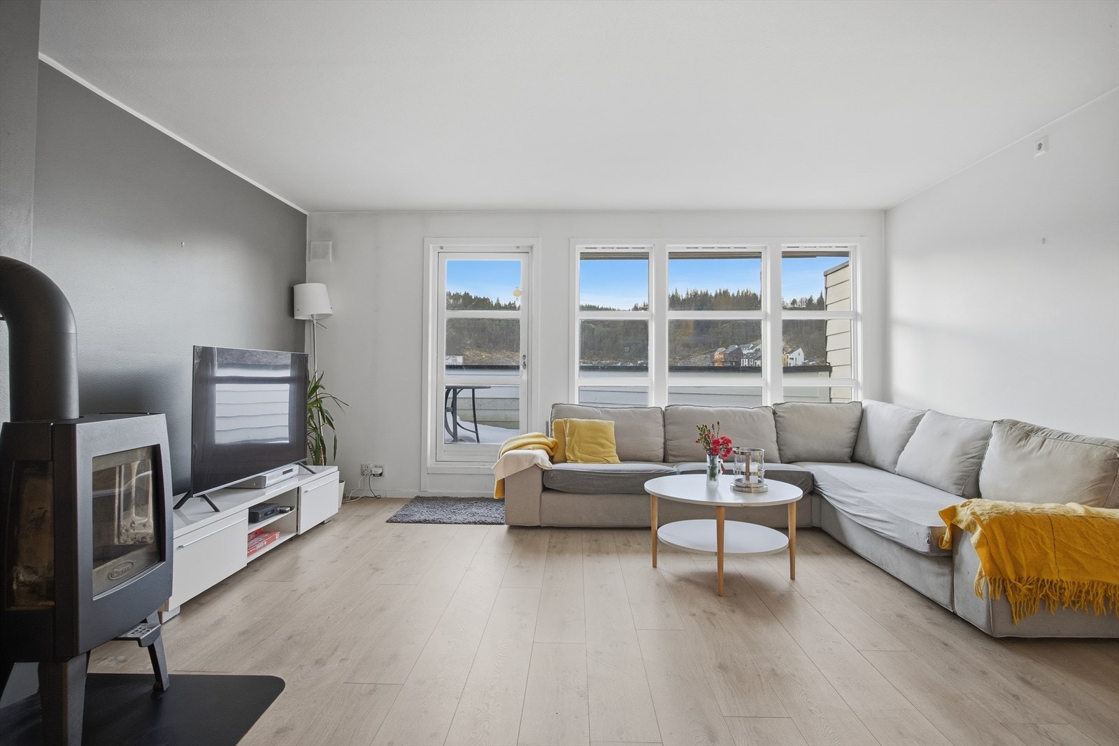 Boligen har en lys og romslig åpen stue. Galleribilde