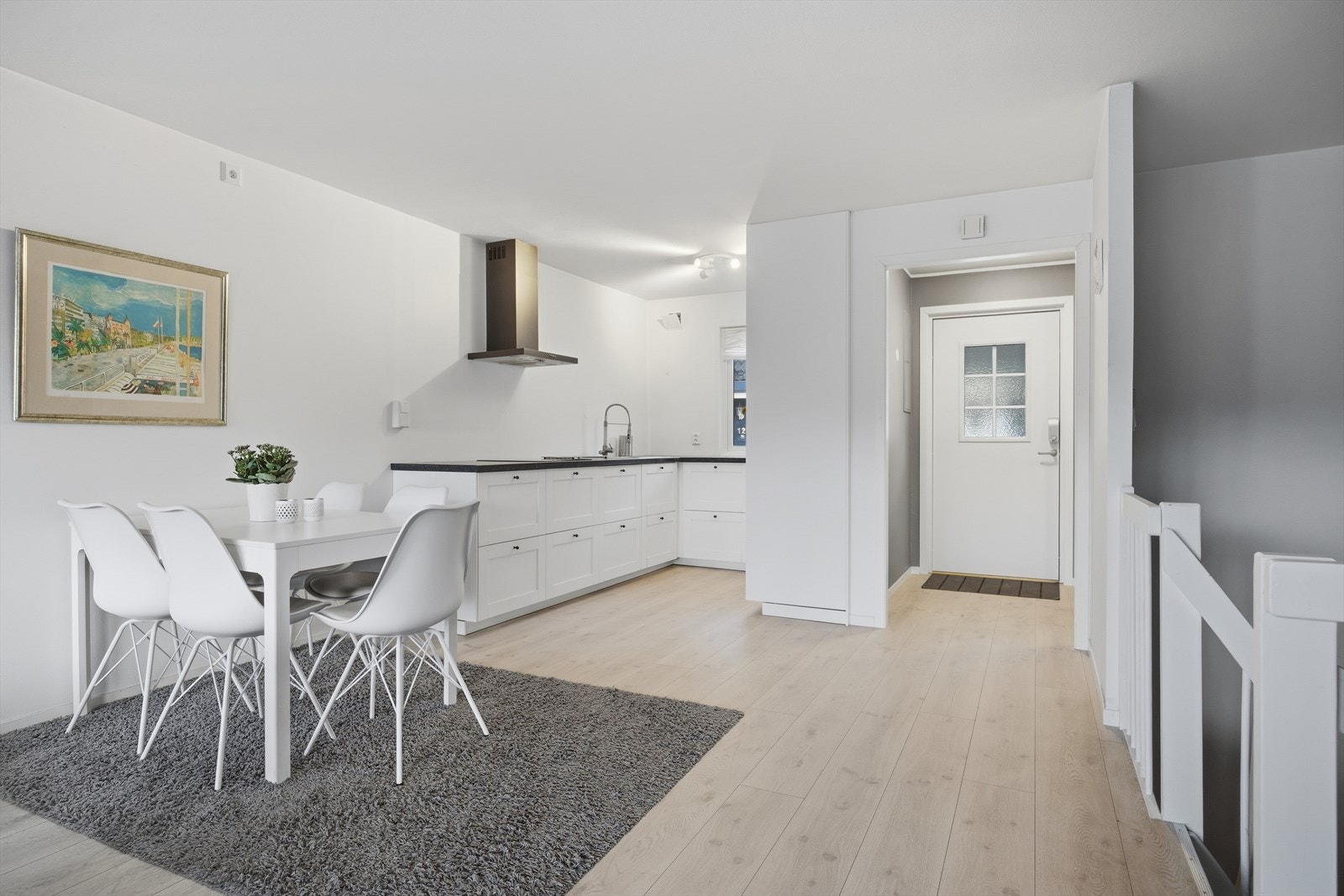 Åpen kjøkken/stue-løsning med gode møbleringsmuligheter og naturlig inndeling i flere soner. Galleribilde