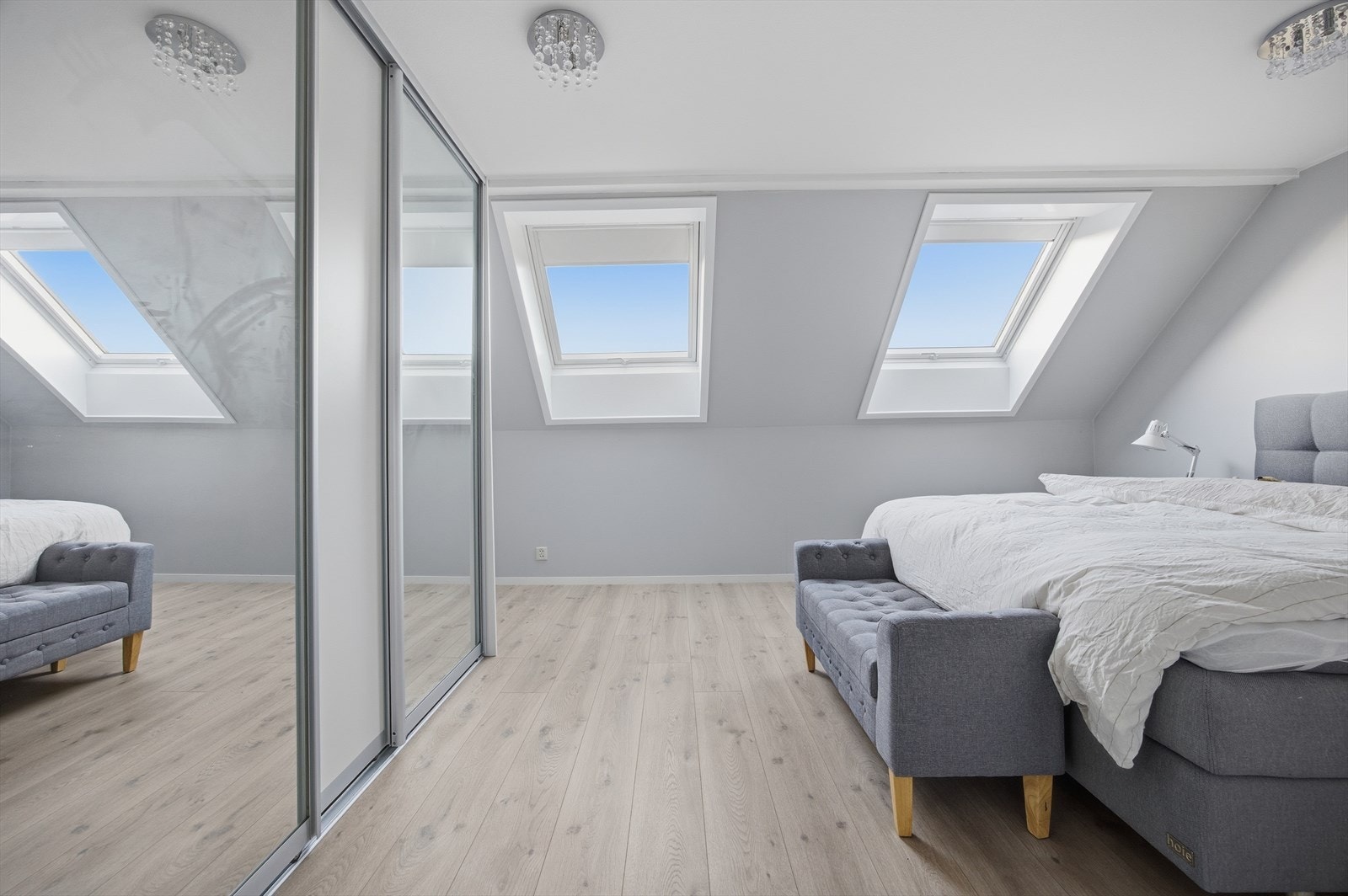 Her er også en praktisk skyvedørsgarderobe. Legg merke til veluxvindu som gir svært godt lys. Galleribilde