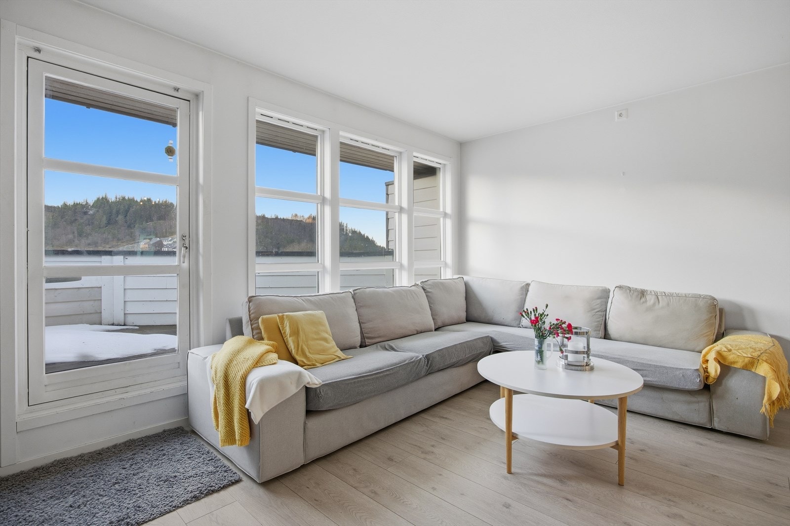 Fra stuen er det utgang til en romslig altan med gode sol- og utsiktsforhold. Galleribilde