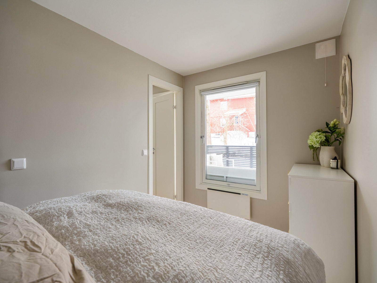 Soverommet er av fin størrelse hvor du har plass til stor dobbeltseng, nattbord og garderobeløsning. Galleribilde