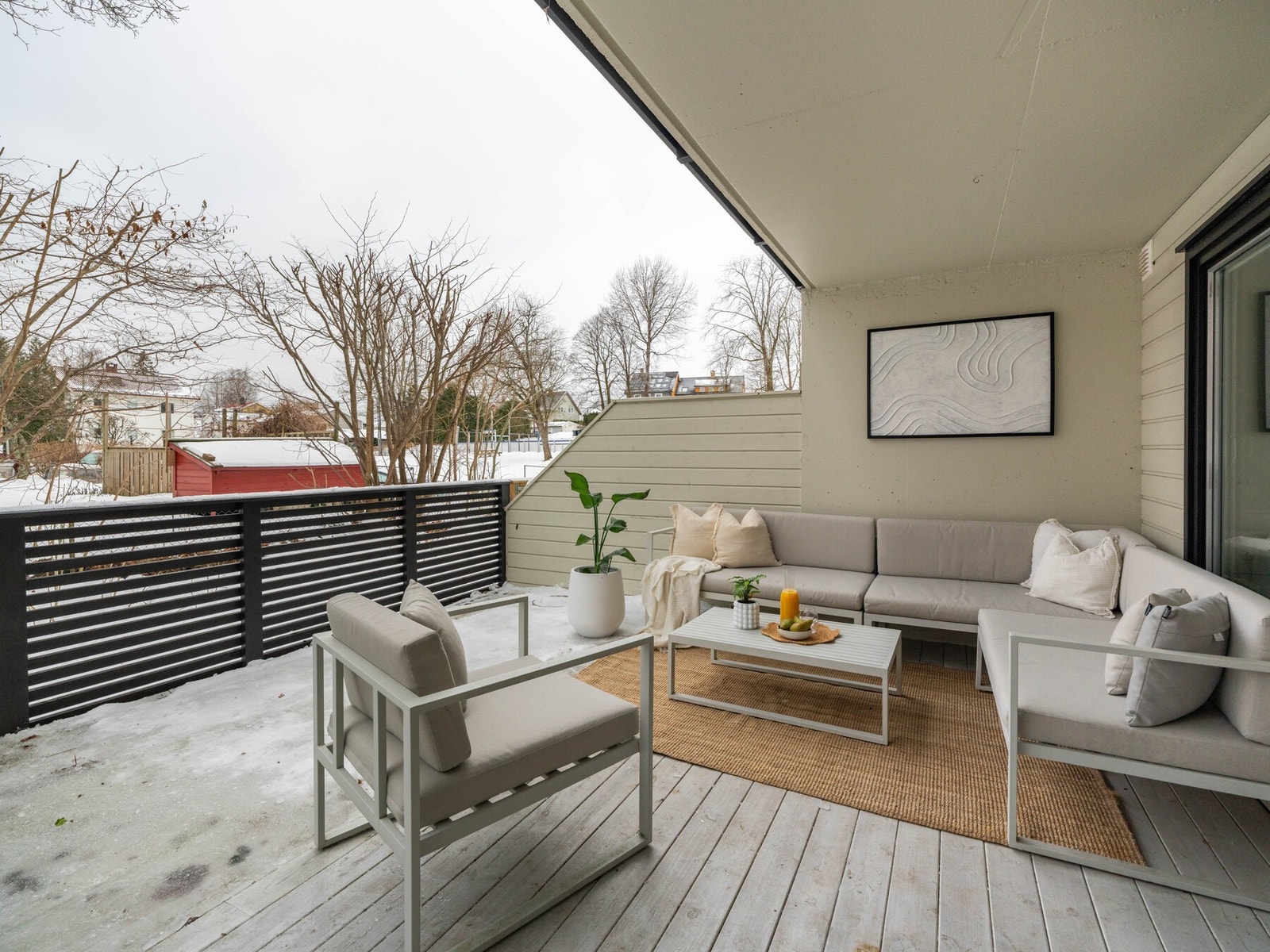 Selve leiligheten er på 35, godt utnyttede kvadratmeter. Toppen av kransekaka er denne herlige markterrassen på 24 kvadratmeter! Galleribilde